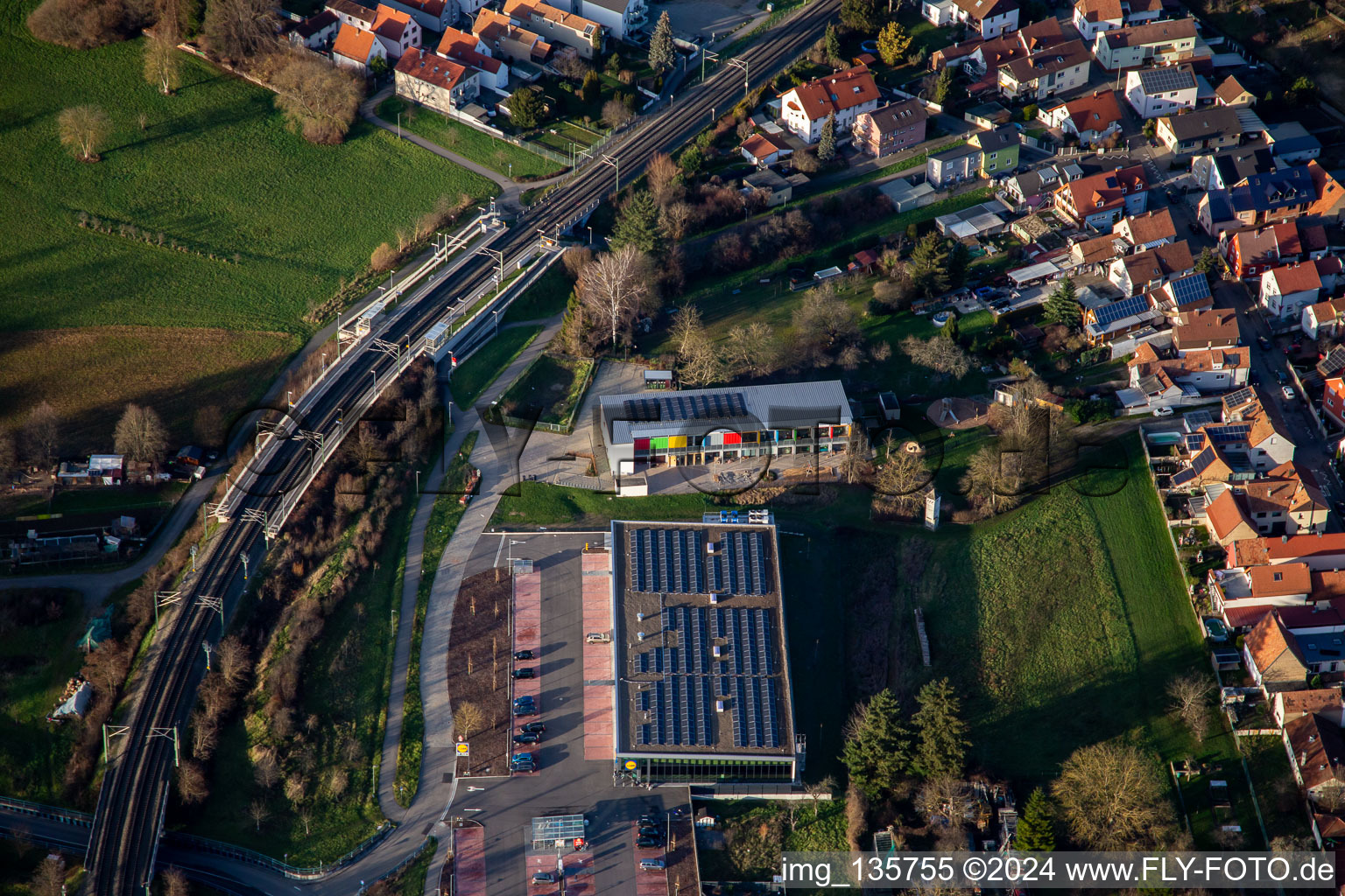 Vue aérienne de Lidl et Kita Louise-Scheppler à Wörth am Rhein dans le département Rhénanie-Palatinat, Allemagne