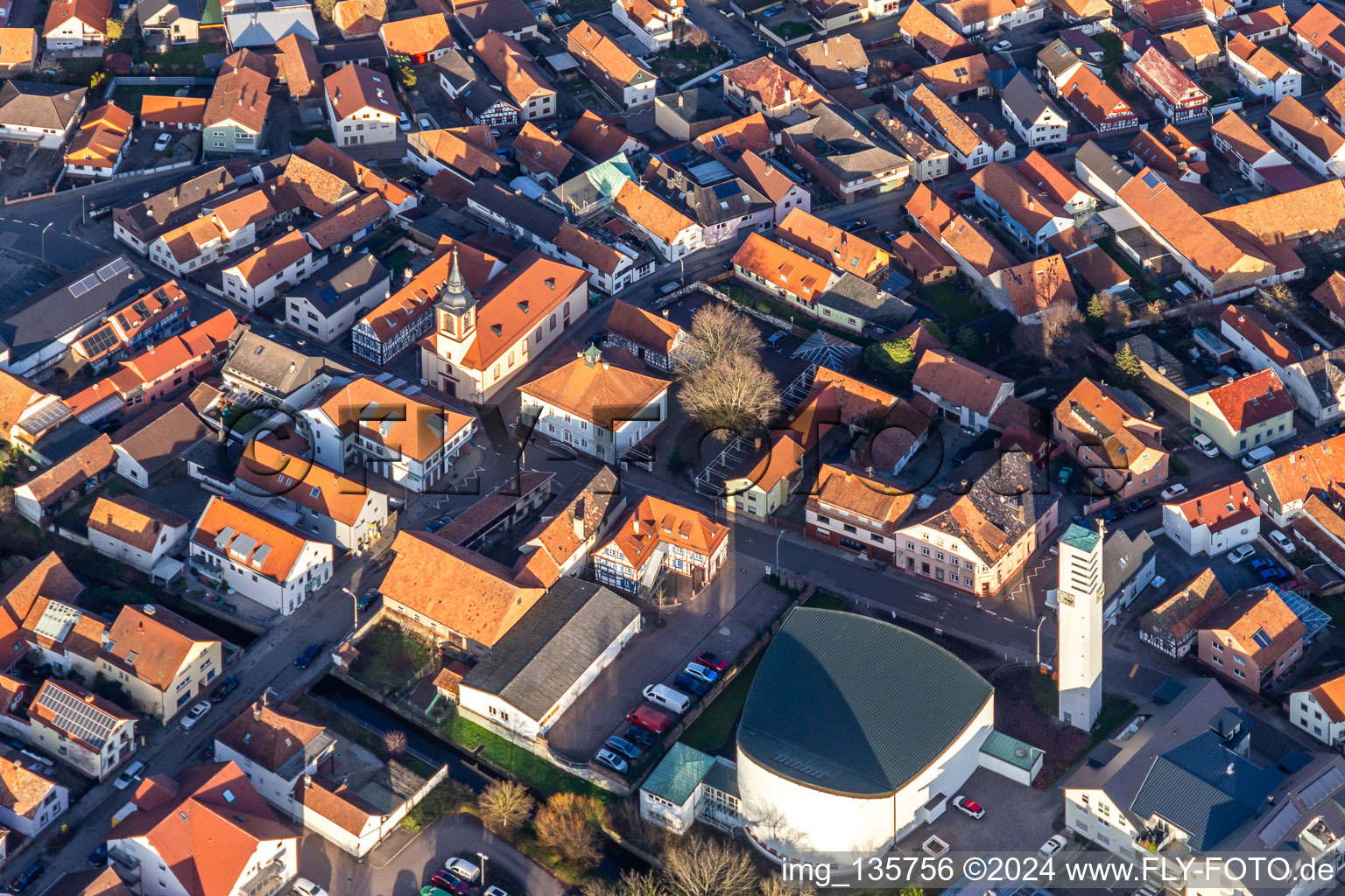 Vue aérienne de Luitpoldstrasse St. Ägidius à Wörth am Rhein dans le département Rhénanie-Palatinat, Allemagne