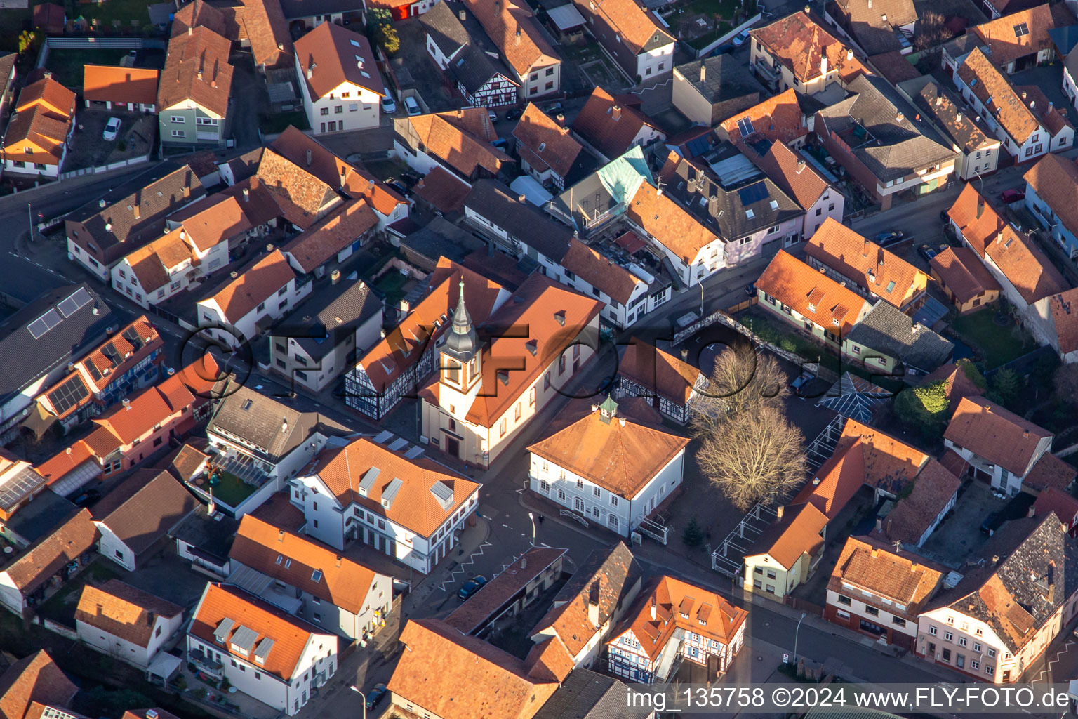 Vue aérienne de Église du Christ et ancien hôtel de ville de la Luitpoldstrasse à Wörth am Rhein dans le département Rhénanie-Palatinat, Allemagne