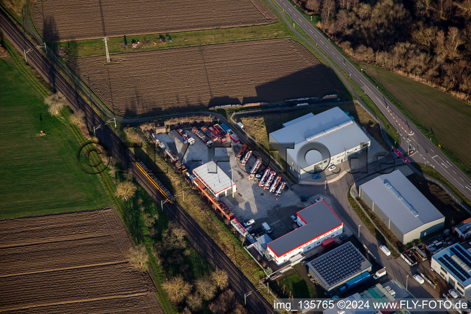 Vue aérienne de Grue et transport Schuch GmbH à Wörth am Rhein dans le département Rhénanie-Palatinat, Allemagne