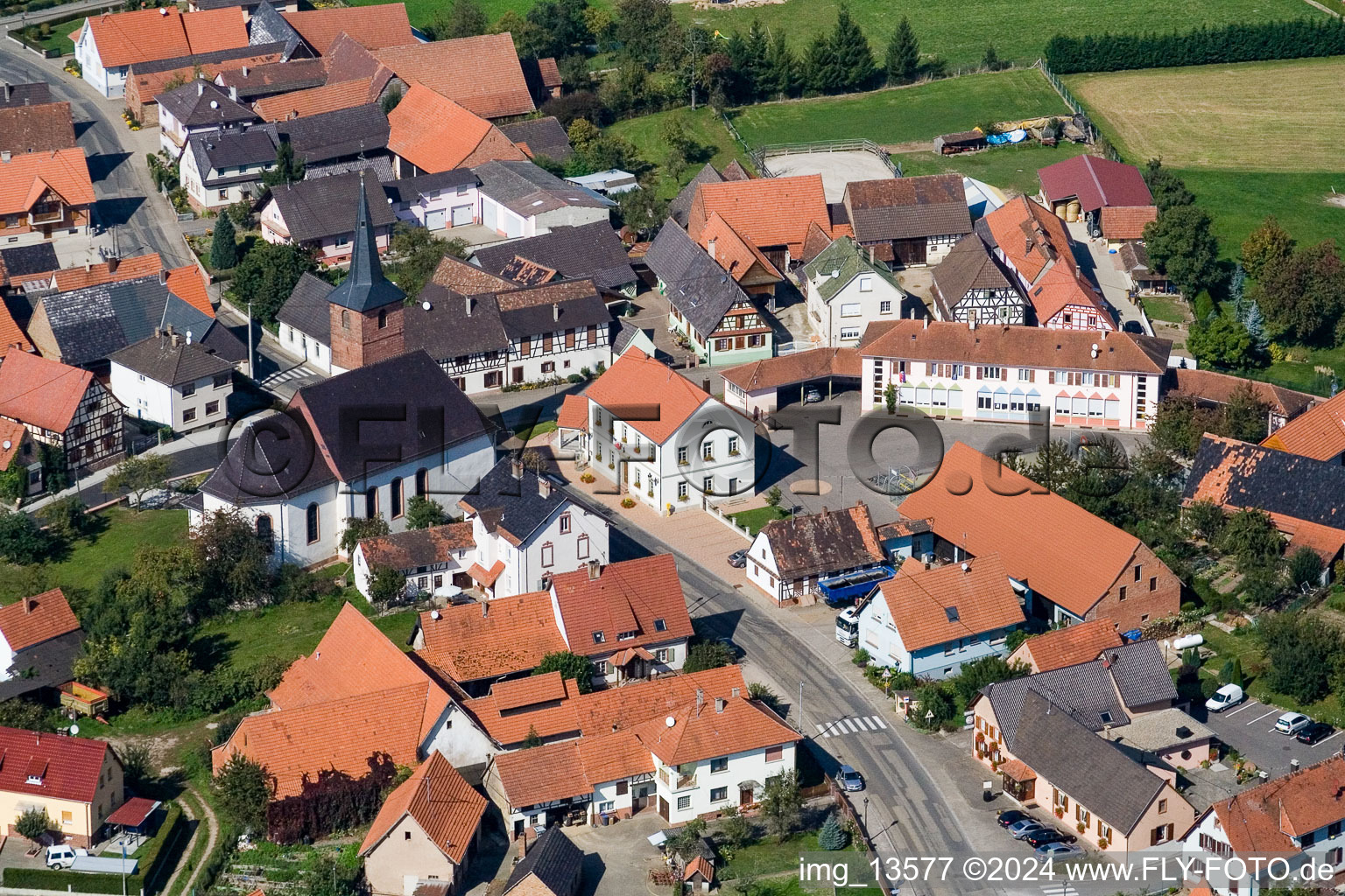 Vue aérienne de Bâtiment d'église au centre du village à Salmbach dans le département Bas Rhin, France