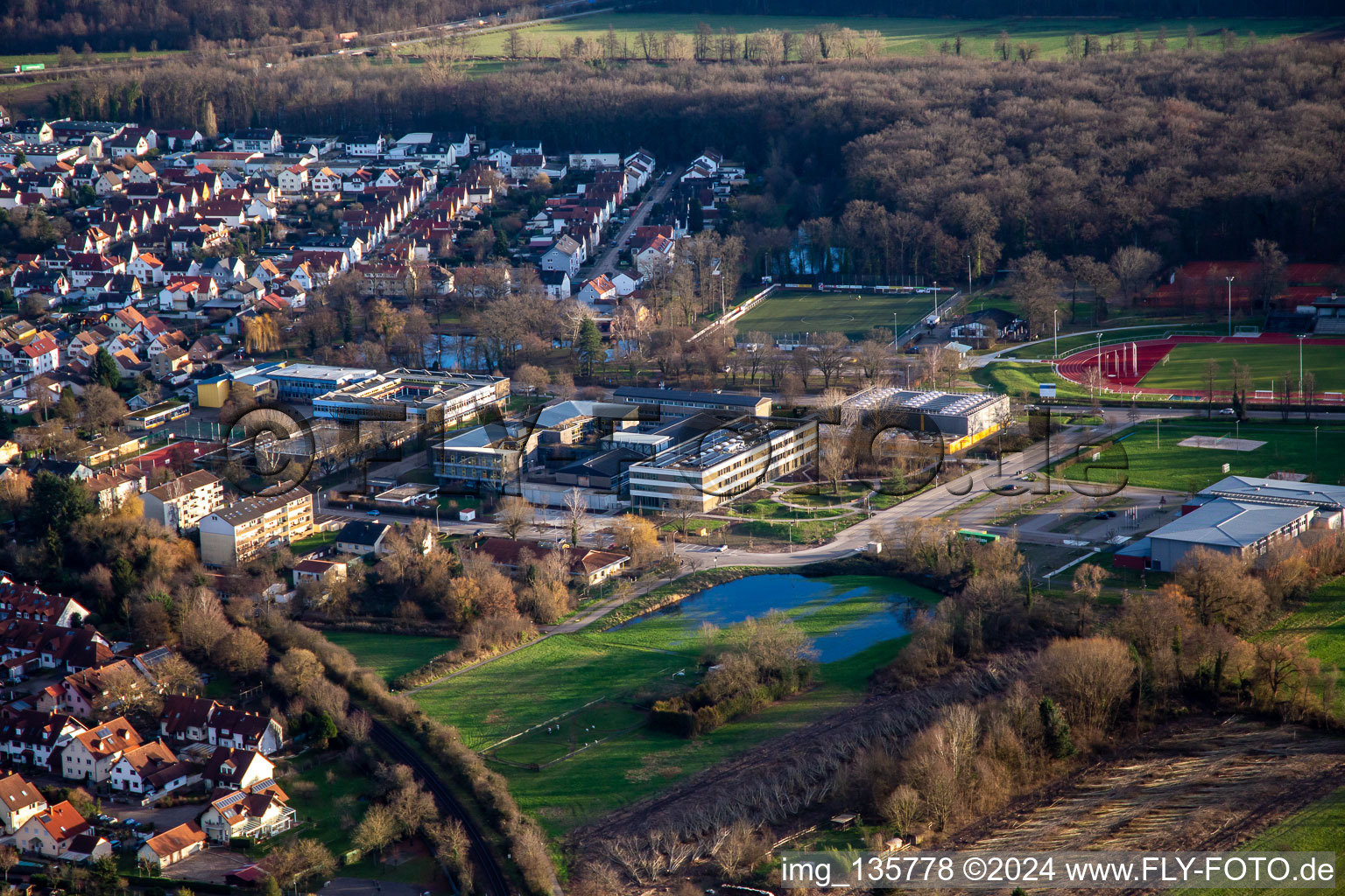 Vue aérienne de IGS avec un nouveau bâtiment entre l'école secondaire et la Bienwaldhalle à Kandel dans le département Rhénanie-Palatinat, Allemagne