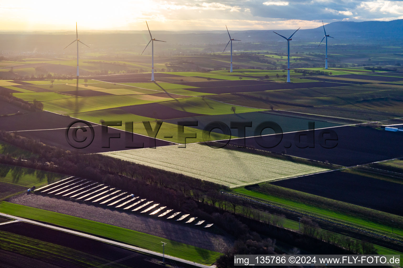 Vue aérienne de Champ solaire photovoltaïque devant le parc éolien de Freckenfeld à Winden dans le département Rhénanie-Palatinat, Allemagne