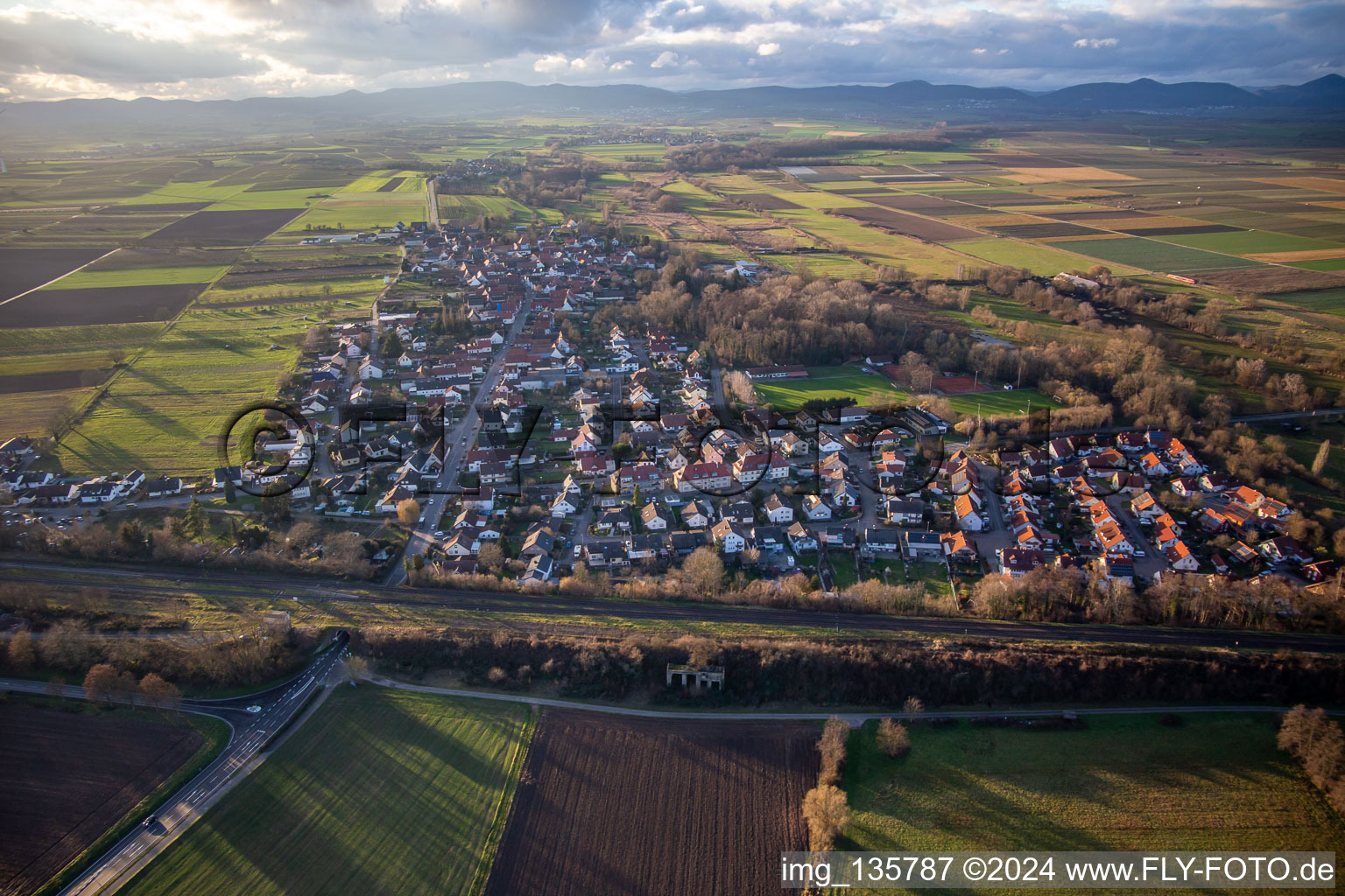 Vue aérienne de Route principale B427 venant de l'est à Winden dans le département Rhénanie-Palatinat, Allemagne