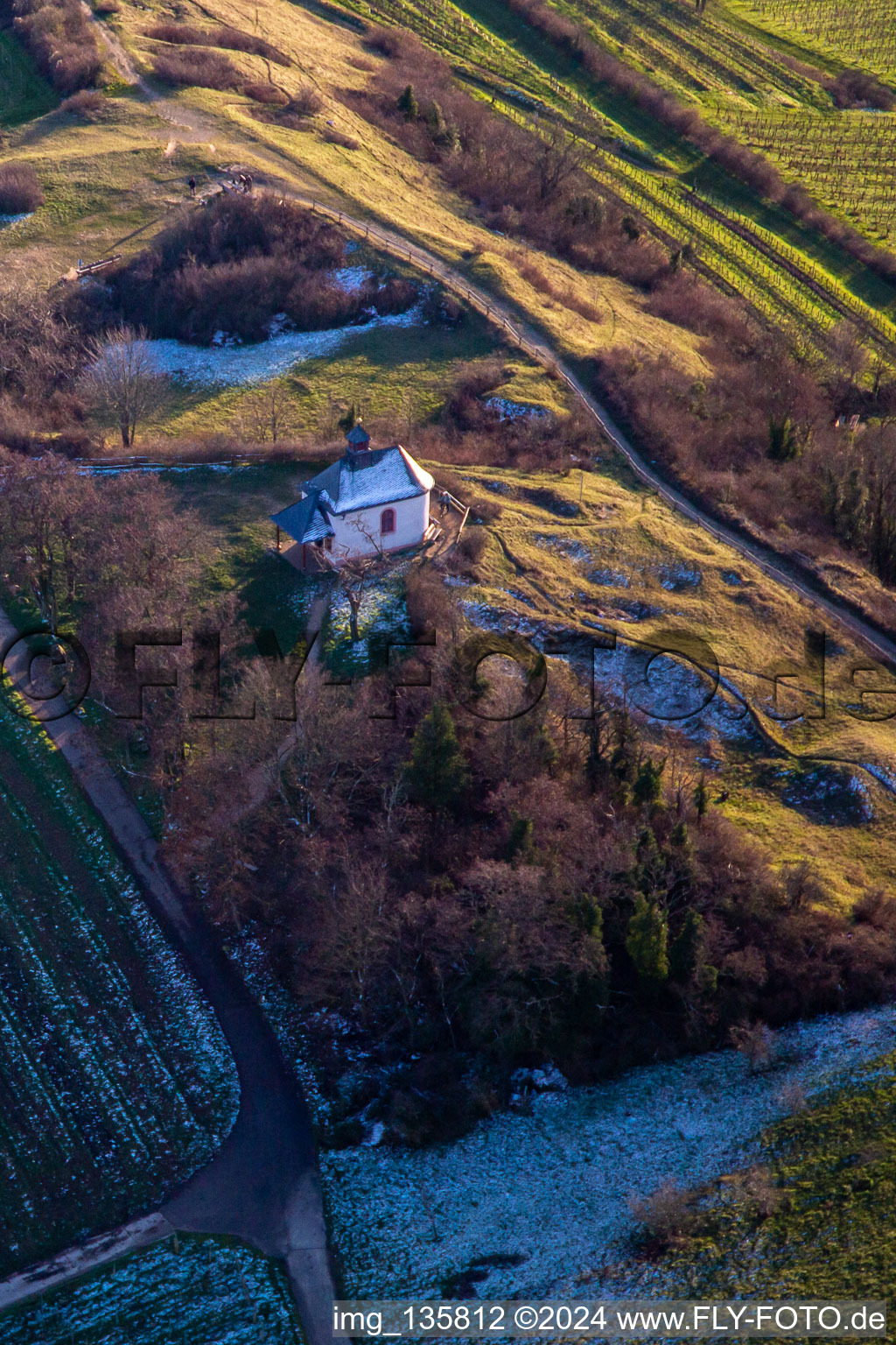 Vue aérienne de Chapelle « Kleine Kalmit » dans la réserve naturelle Kleine Kalmit à le quartier Ilbesheim in Ilbesheim bei Landau in der Pfalz dans le département Rhénanie-Palatinat, Allemagne