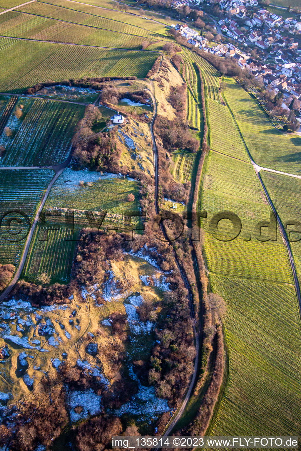 Photographie aérienne de Chapelle « Kleine Kalmit » dans la réserve naturelle Kleine Kalmit à le quartier Ilbesheim in Ilbesheim bei Landau in der Pfalz dans le département Rhénanie-Palatinat, Allemagne