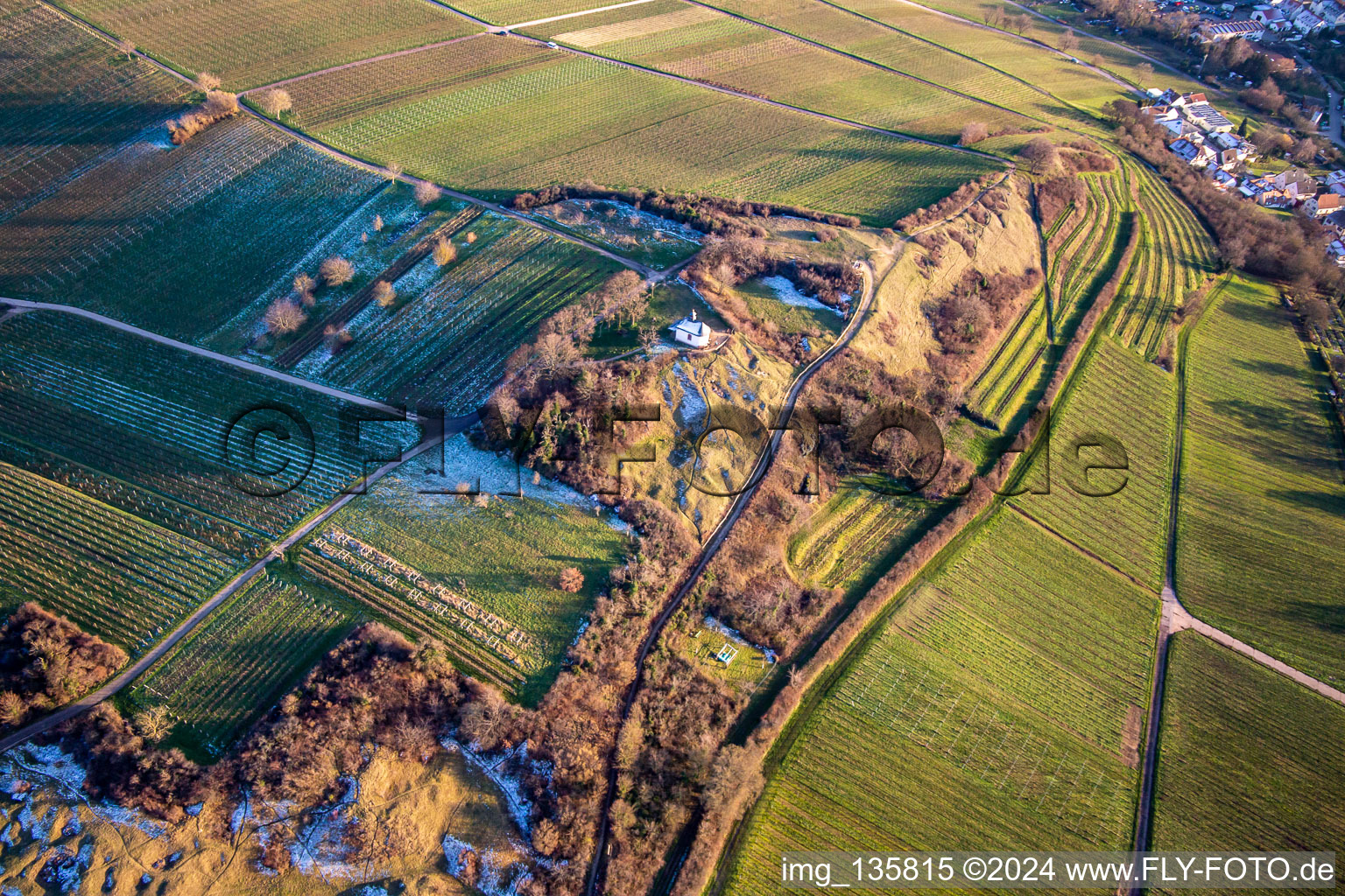 Vue oblique de Chapelle « Kleine Kalmit » dans la réserve naturelle Kleine Kalmit à le quartier Ilbesheim in Ilbesheim bei Landau in der Pfalz dans le département Rhénanie-Palatinat, Allemagne