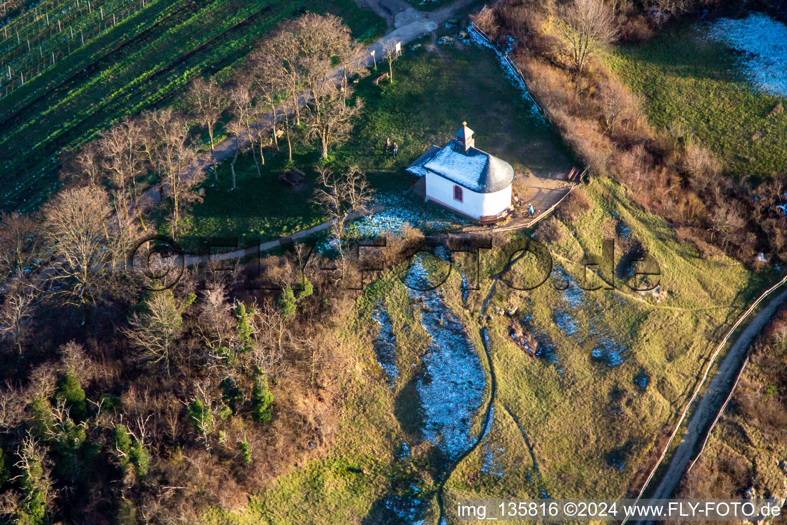 Chapelle « Kleine Kalmit » dans la réserve naturelle Kleine Kalmit à le quartier Ilbesheim in Ilbesheim bei Landau in der Pfalz dans le département Rhénanie-Palatinat, Allemagne d'en haut