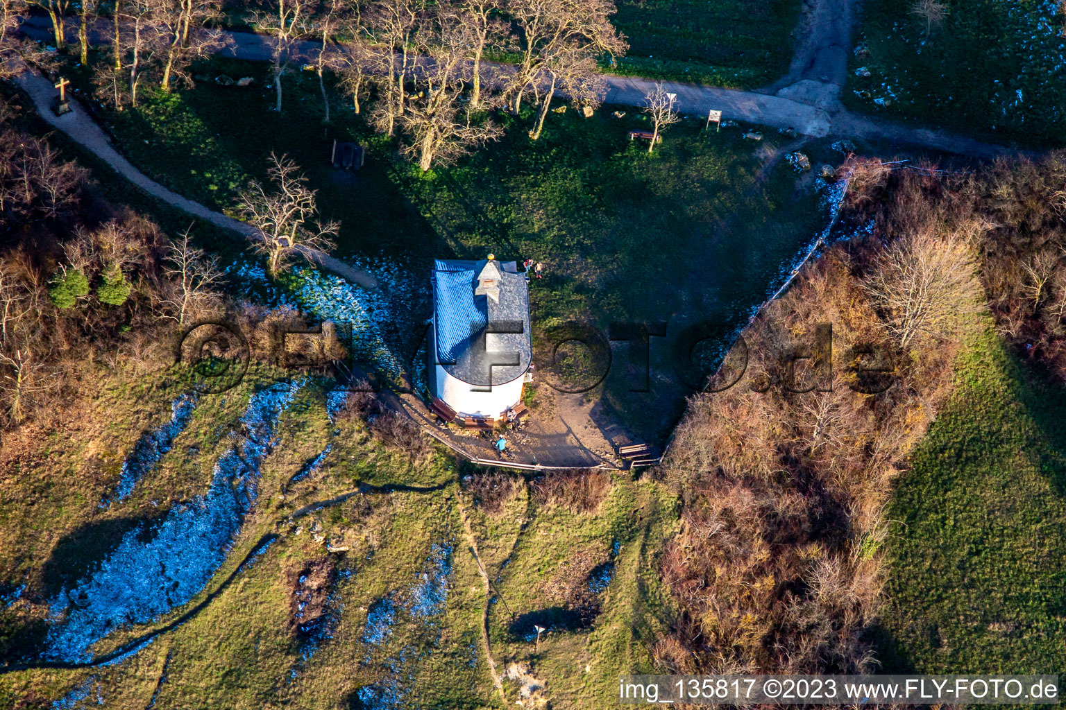 Vue oblique de Chapelle « Kleine Kalmit » dans la réserve naturelle Kleine Kalmit à Ilbesheim bei Landau in der Pfalz dans le département Rhénanie-Palatinat, Allemagne