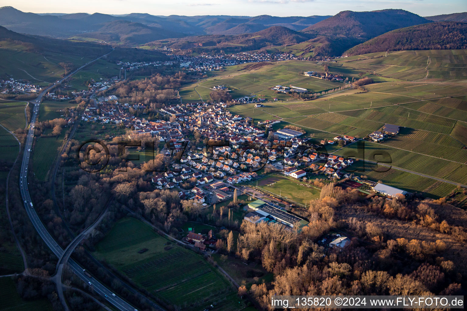 Vue aérienne de B10 vers Queichtal à Siebeldingen dans le département Rhénanie-Palatinat, Allemagne