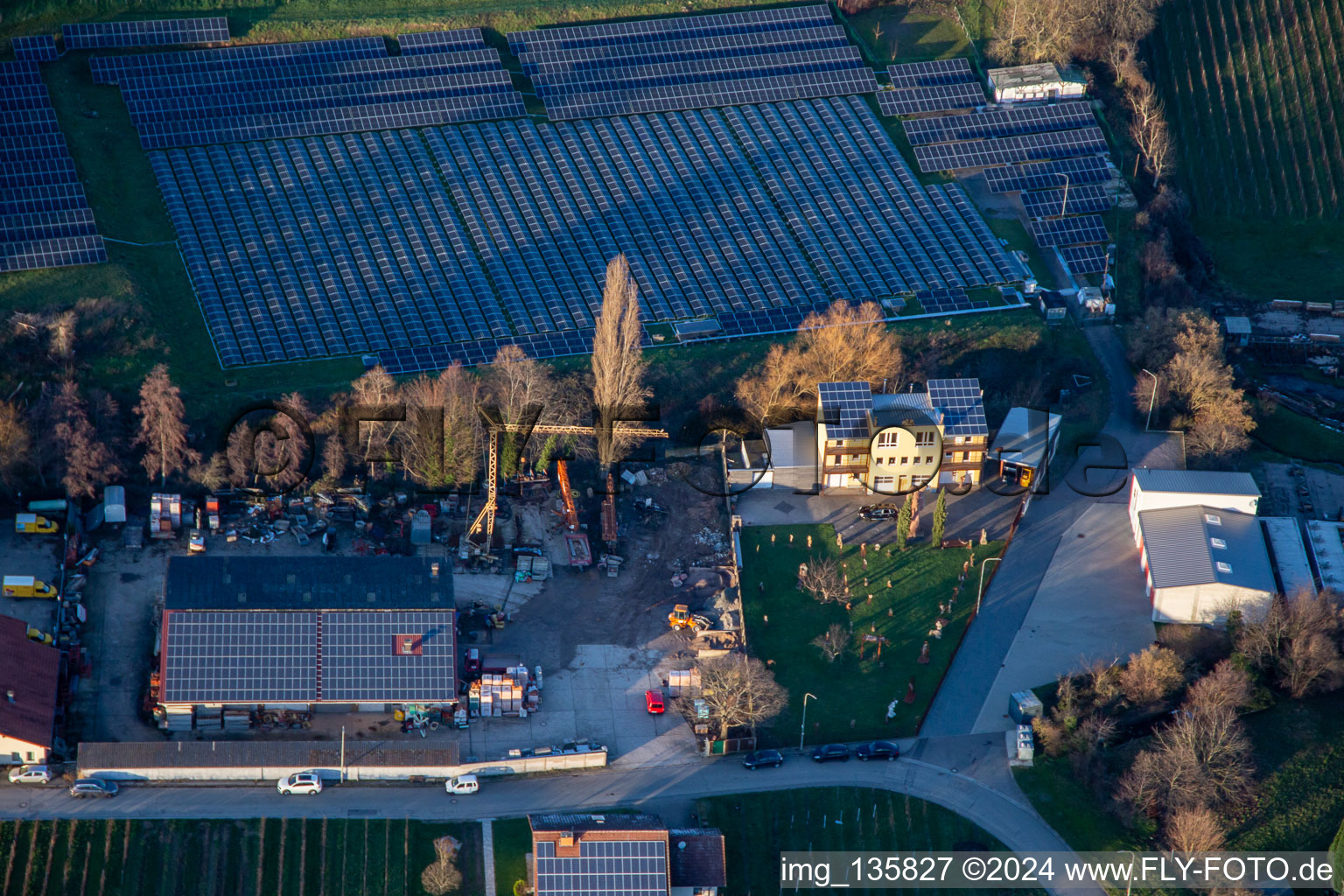 Vue aérienne de Champ solaire à Hainbachtal à Böchingen dans le département Rhénanie-Palatinat, Allemagne