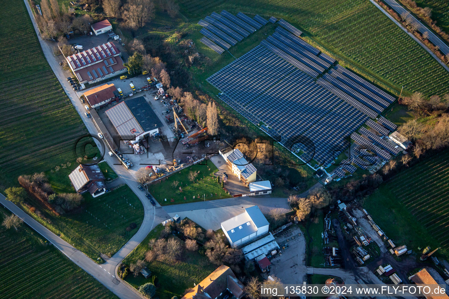 Vue aérienne de Champ solaire à Hainbachtal à Böchingen dans le département Rhénanie-Palatinat, Allemagne