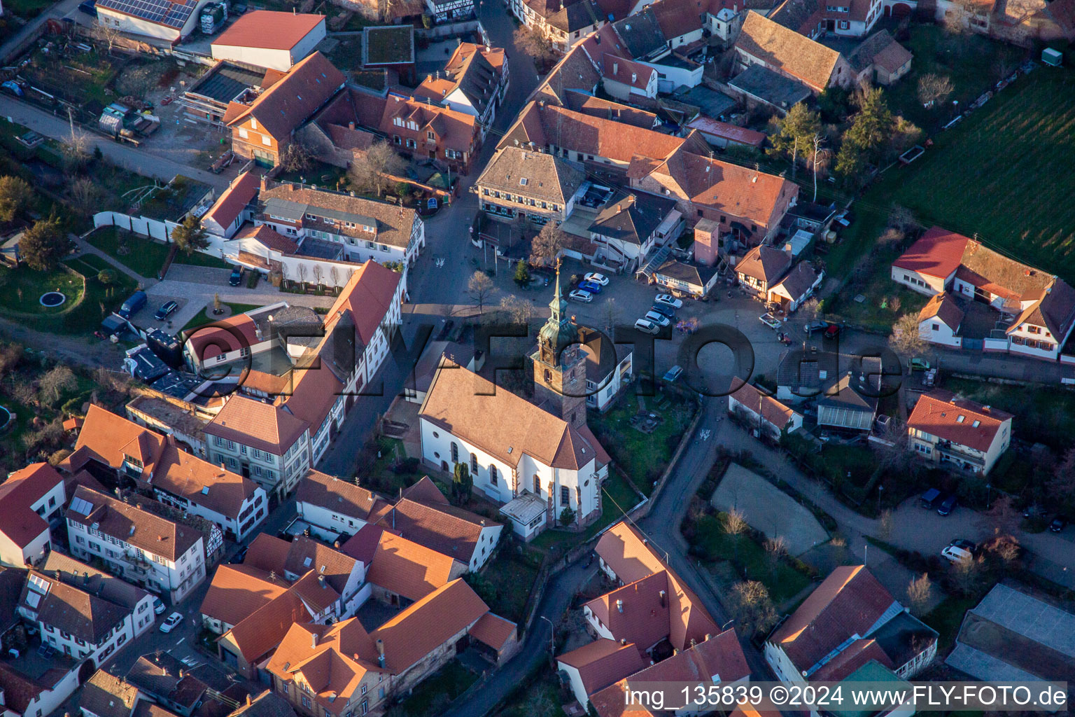 Vue aérienne de Église paroissiale catholique de Sainte-Barbe à Hainfeld dans le département Rhénanie-Palatinat, Allemagne