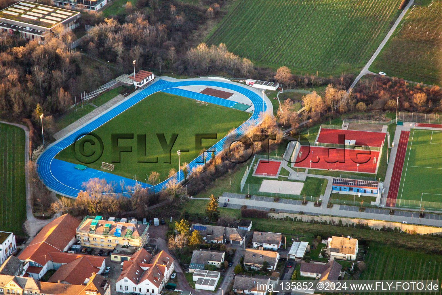 Vue aérienne de Stade Weinstraße et terrain de sport Edenkoben à Maikammer dans le département Rhénanie-Palatinat, Allemagne