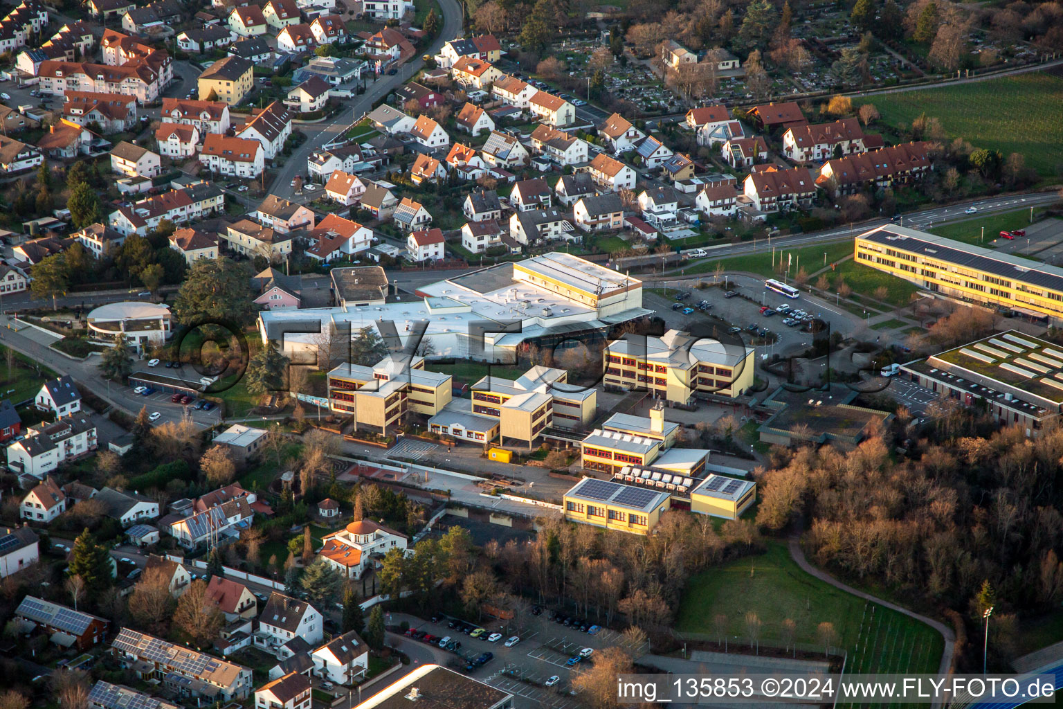 Vue aérienne de Paul-Gillet-Realschule plus, Weinstrasse ; Lycée et grande salle de sport Edenkoben à Edenkoben dans le département Rhénanie-Palatinat, Allemagne