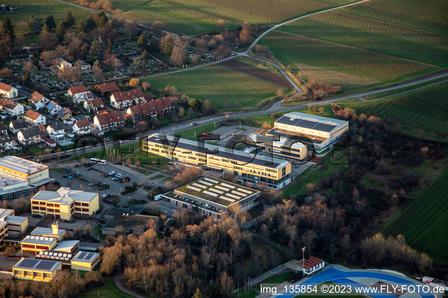 Vue aérienne de Lycée Edenkoben et grande salle de sport à Maikammer dans le département Rhénanie-Palatinat, Allemagne