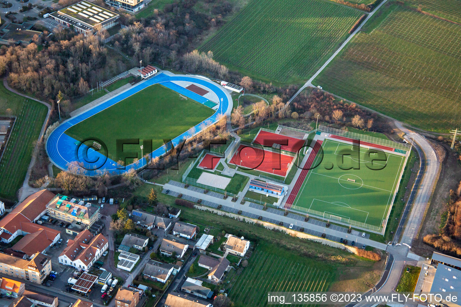 Vue aérienne de Stade Weinstraße et terrain de sport Edenkoben à Maikammer dans le département Rhénanie-Palatinat, Allemagne