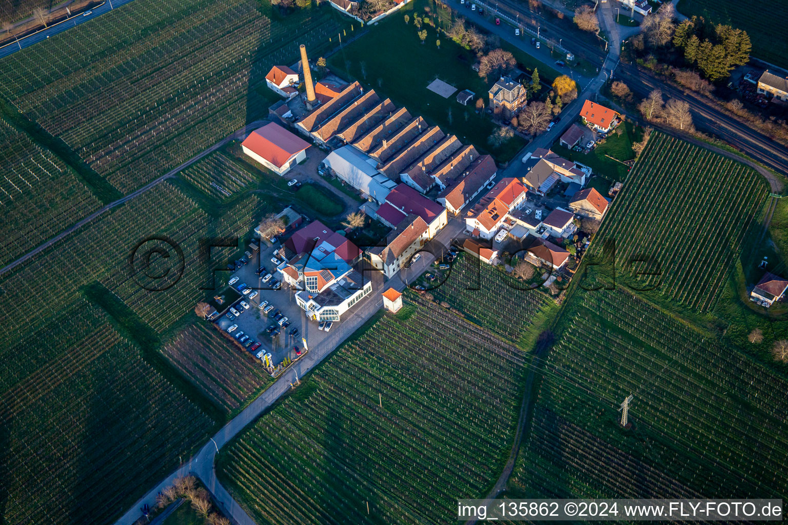 Vue aérienne de Renault Autohaus Schreieck GmbH devant le domaine viticole Albert Götz KG à Kirrweiler dans le département Rhénanie-Palatinat, Allemagne