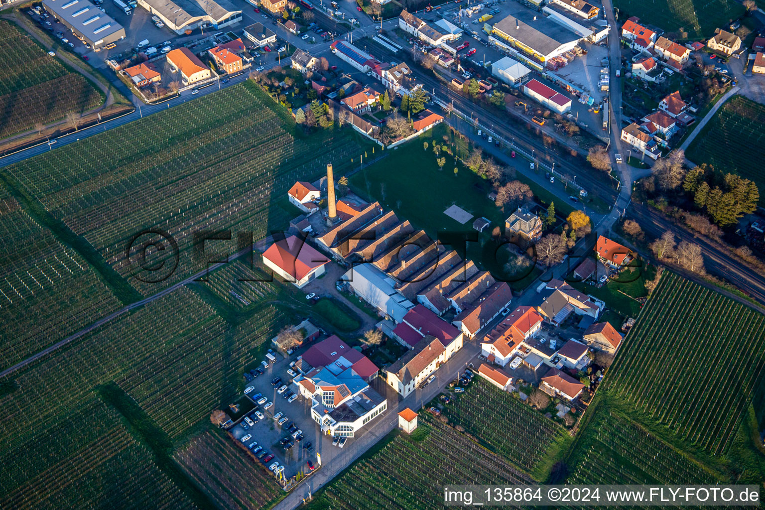 Vue aérienne de Renault Autohaus Schreieck GmbH devant le domaine viticole Albert Götz KG à Kirrweiler dans le département Rhénanie-Palatinat, Allemagne