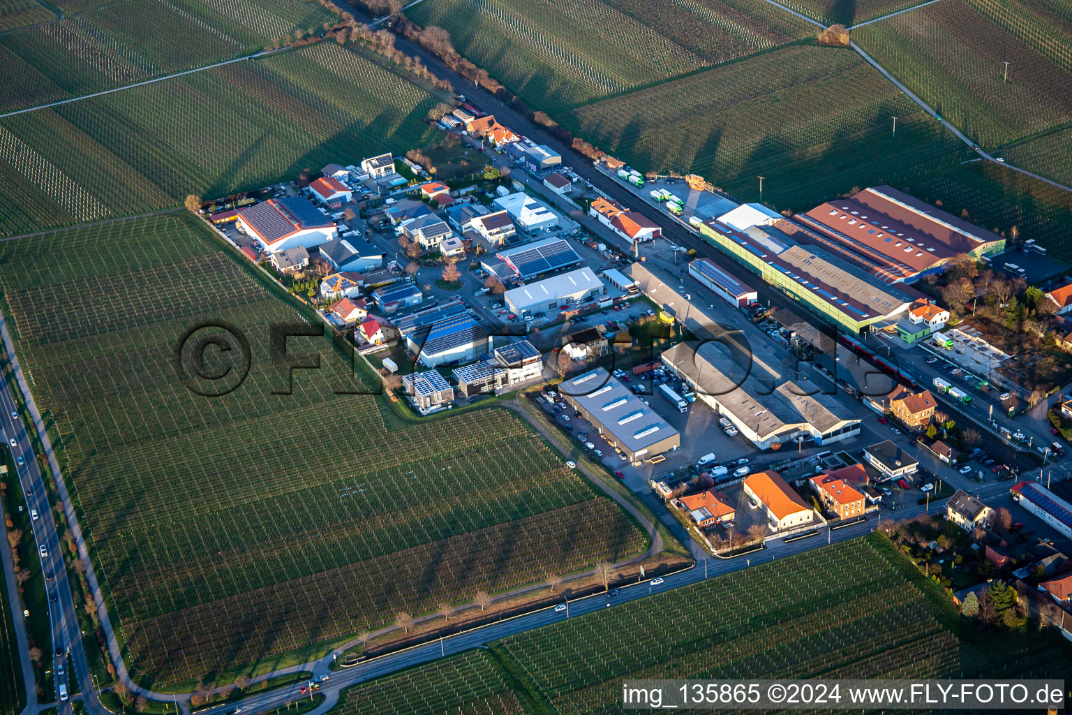 Vue aérienne de Zone industrielle sur le pâturage des moutons à Kirrweiler dans le département Rhénanie-Palatinat, Allemagne