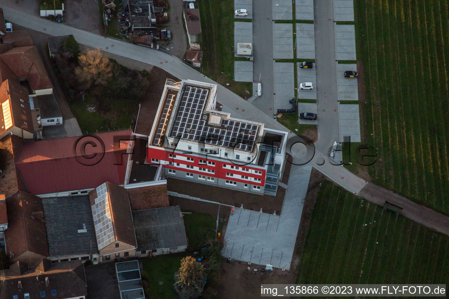 Vue aérienne de MVZ FiTZ GmbH - cabinet médical pédiatrique et adolescent à Maikammer dans le département Rhénanie-Palatinat, Allemagne