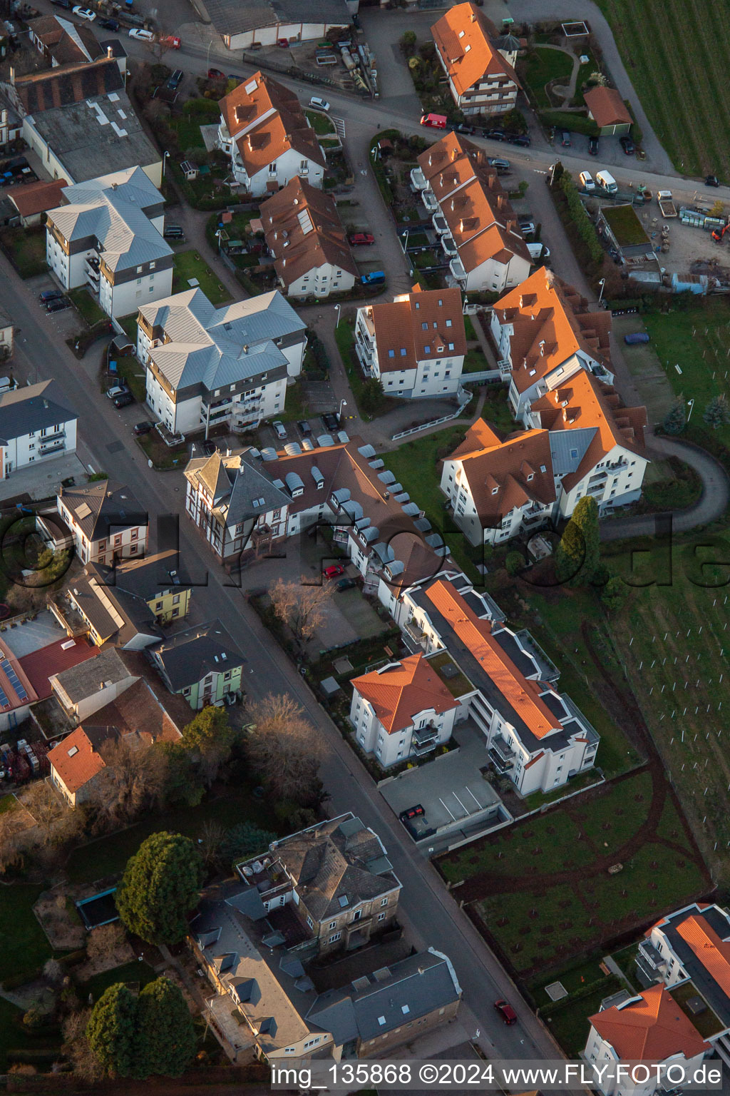 Vue aérienne de Rue Schiller Rue Goethe à Maikammer dans le département Rhénanie-Palatinat, Allemagne