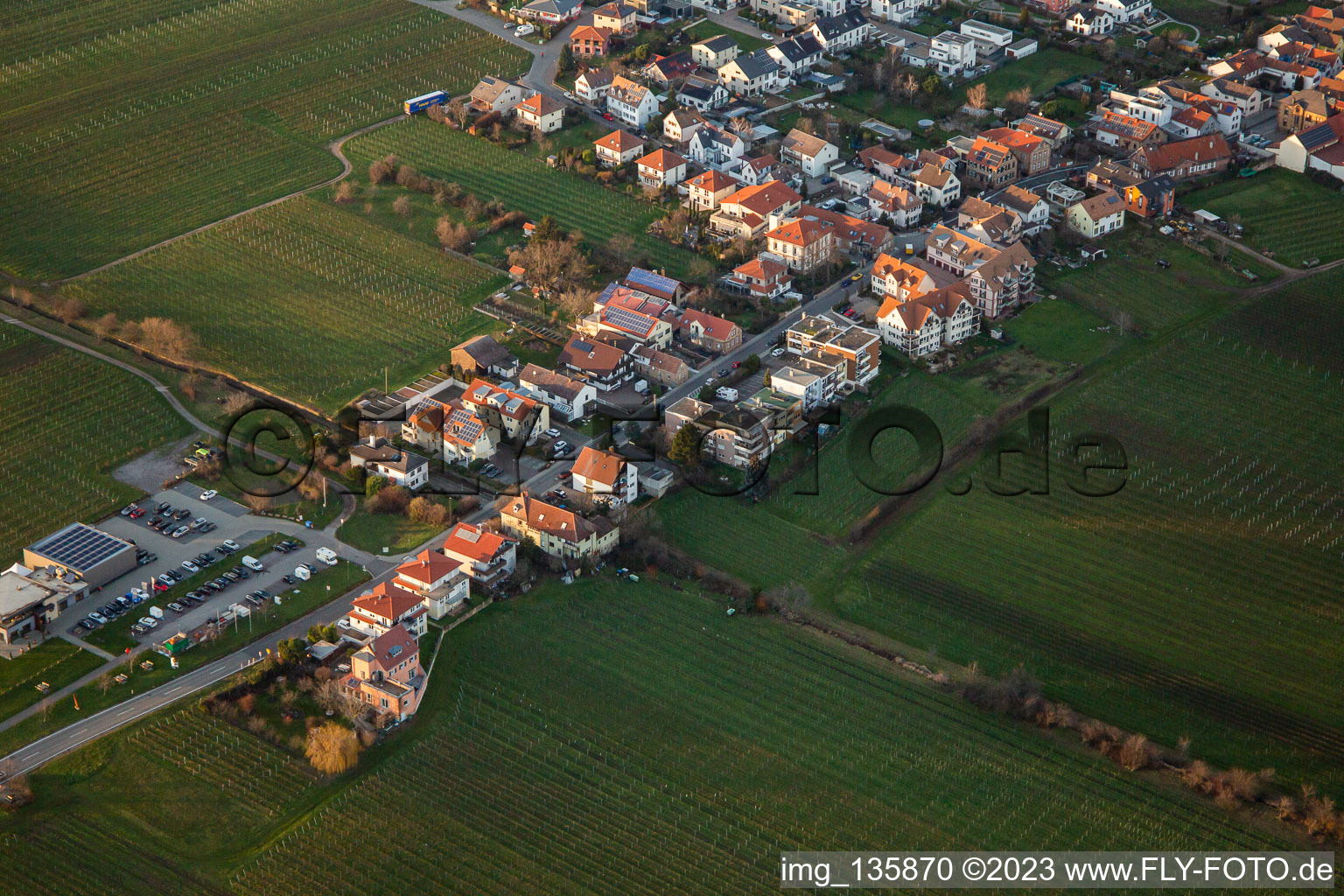 Vue aérienne de Route des vins à le quartier Diedesfeld in Neustadt an der Weinstraße dans le département Rhénanie-Palatinat, Allemagne