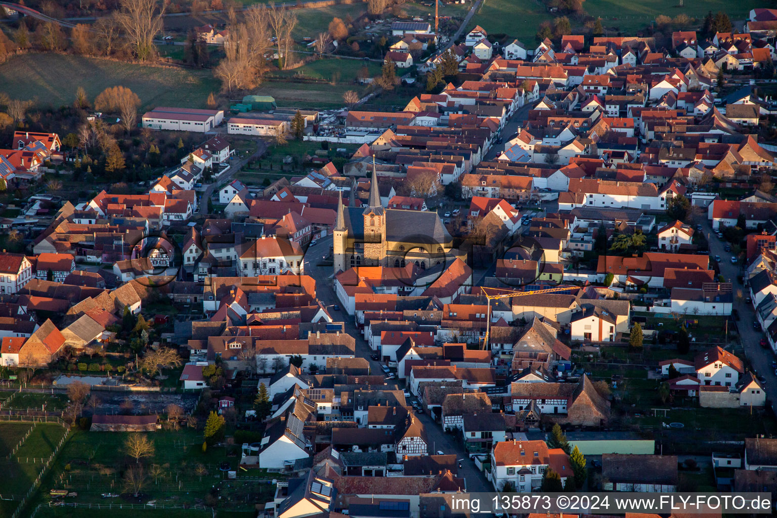 Vue aérienne de Saint Pierre et Paul à le quartier Geinsheim in Neustadt an der Weinstraße dans le département Rhénanie-Palatinat, Allemagne