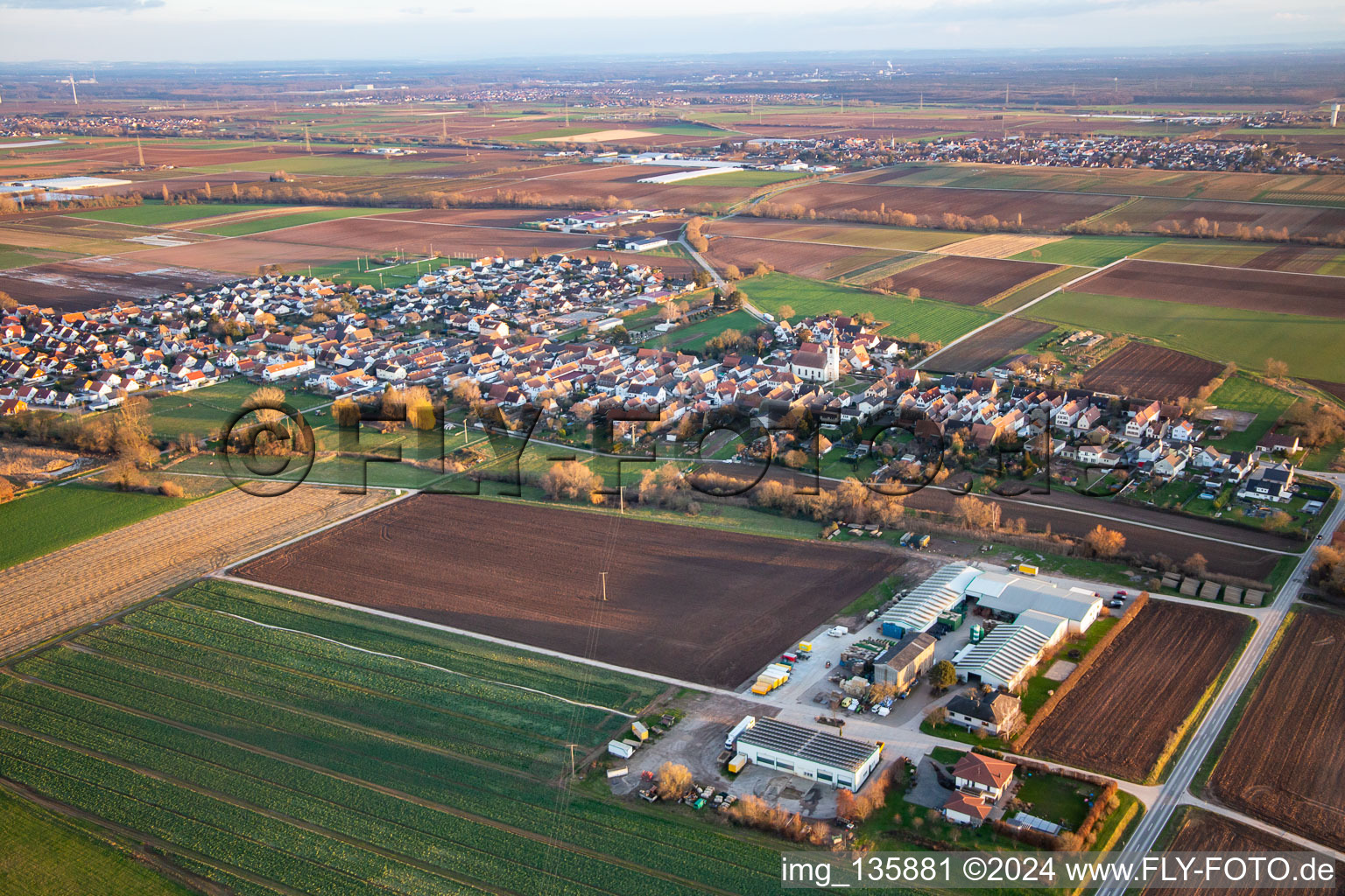 Vue aérienne de Du nord-ouest à Freisbach dans le département Rhénanie-Palatinat, Allemagne