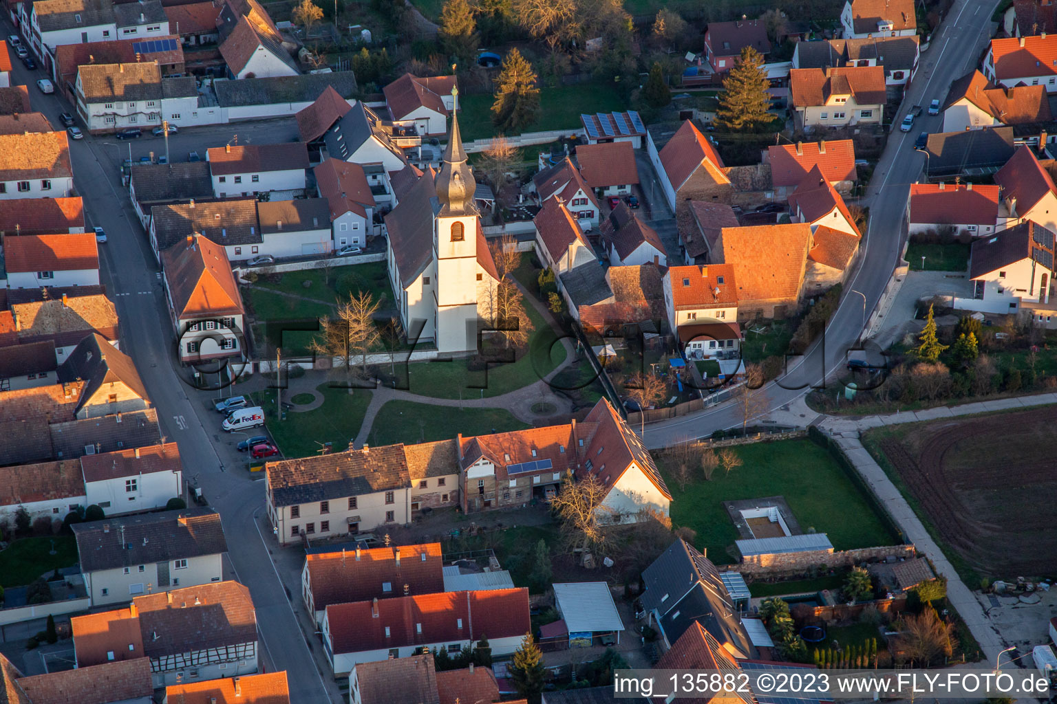 Vue aérienne de Église Freisbach au parc de l'église à Freisbach dans le département Rhénanie-Palatinat, Allemagne