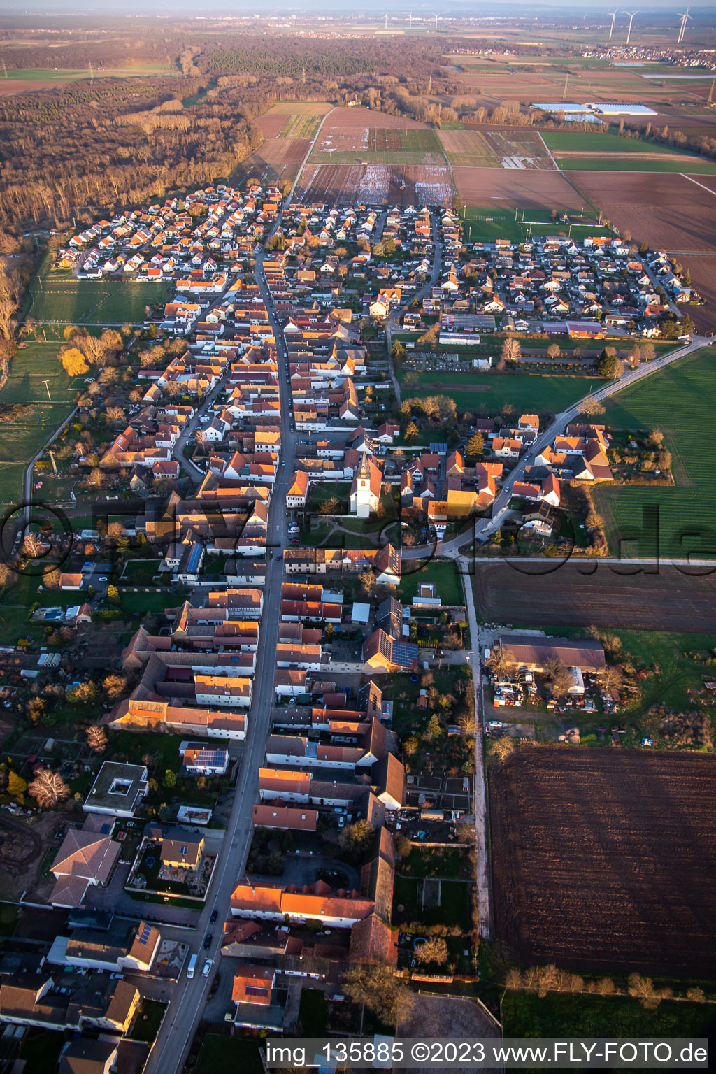 Vue aérienne de Rue Haupt à Freisbach dans le département Rhénanie-Palatinat, Allemagne