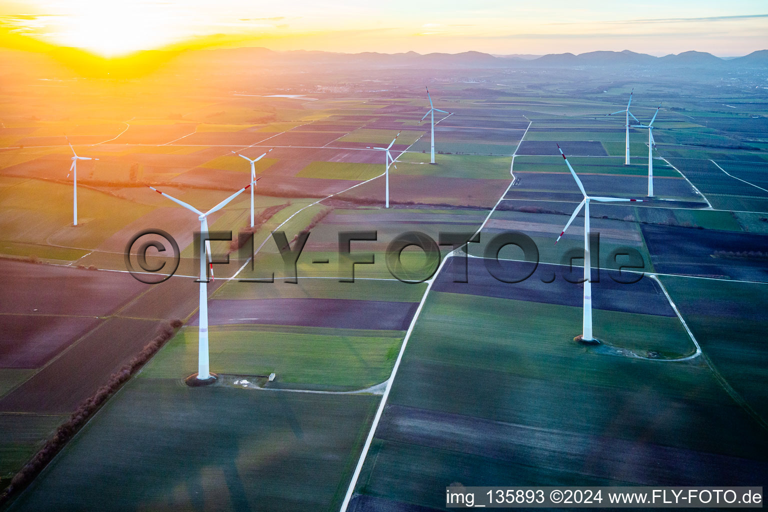 Vue aérienne de Parc éolien Offenbach an der Queich II au coucher du soleil / énergie éolienne à le quartier Offenbach in Offenbach an der Queich dans le département Rhénanie-Palatinat, Allemagne