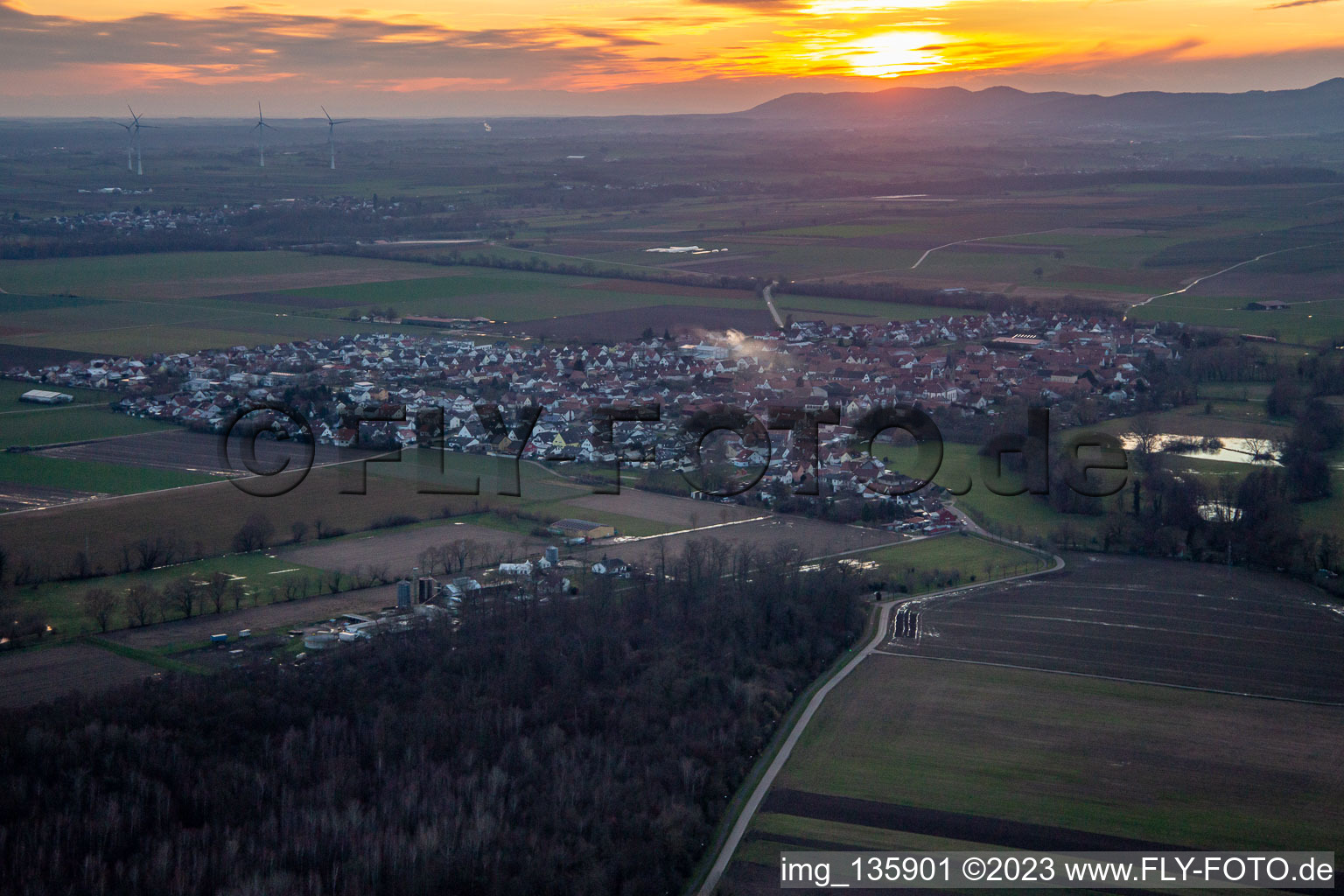 Vue aérienne de Au coucher du soleil à Steinweiler dans le département Rhénanie-Palatinat, Allemagne