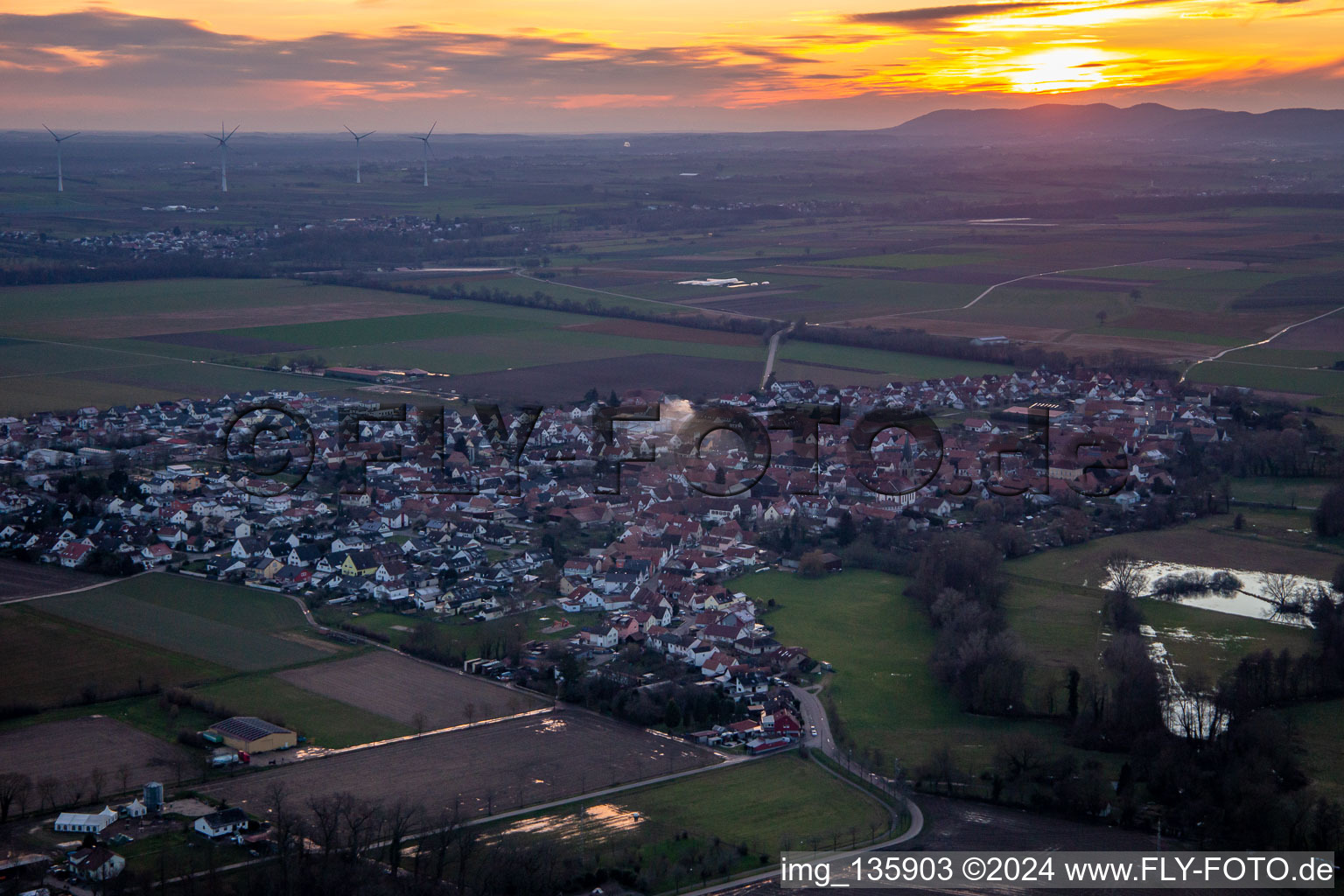 Vue aérienne de Au coucher du soleil à Steinweiler dans le département Rhénanie-Palatinat, Allemagne