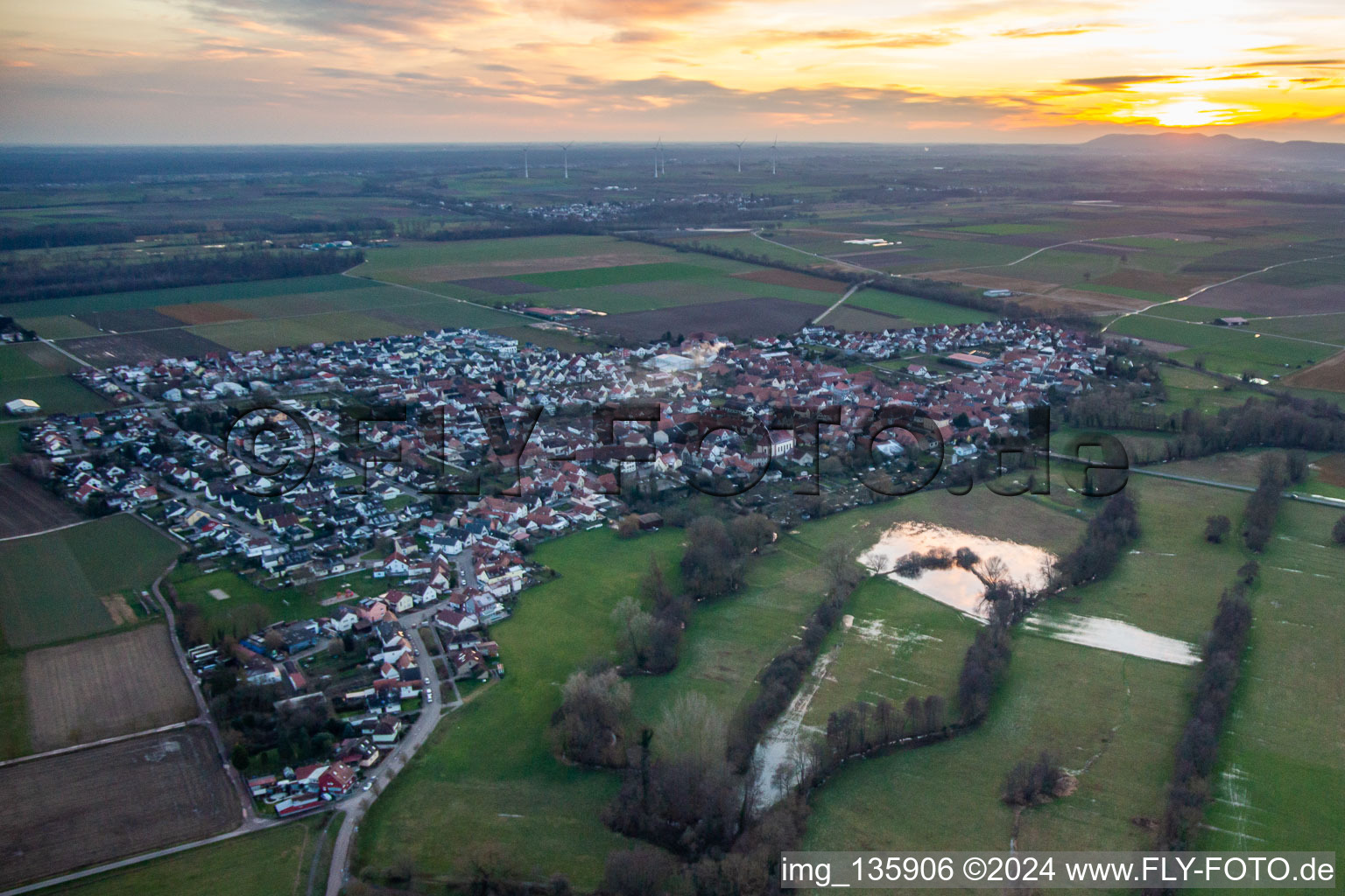 Vue oblique de Au coucher du soleil à Steinweiler dans le département Rhénanie-Palatinat, Allemagne