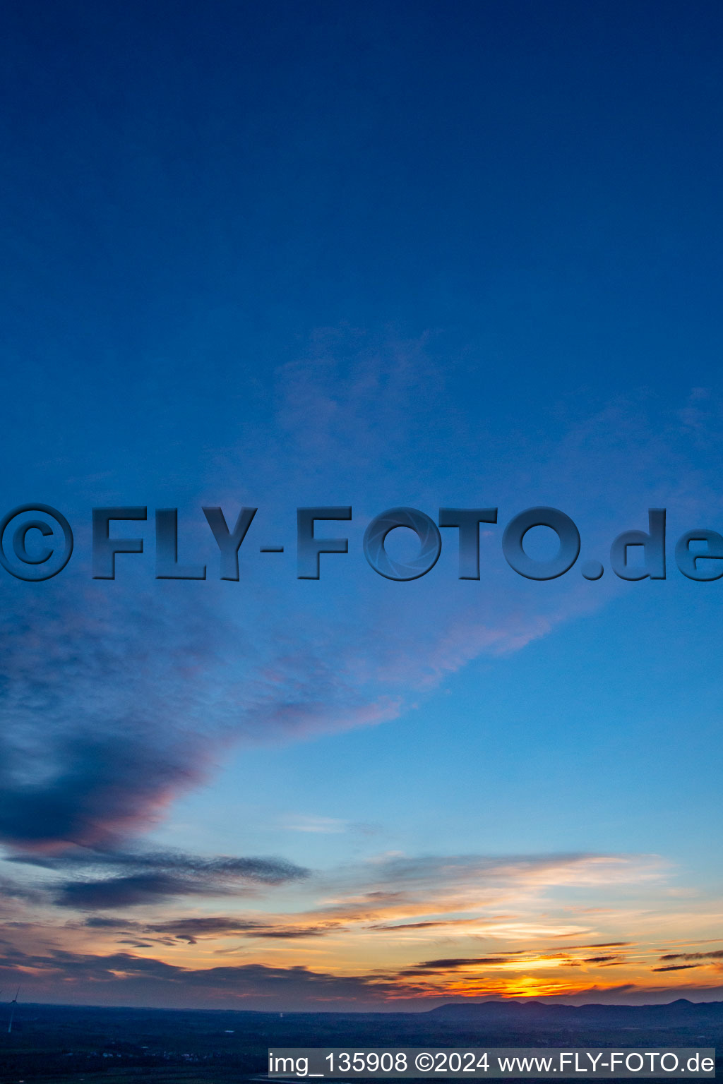 Vue aérienne de Horbachtal au coucher du soleil à le quartier Mühlhofen in Billigheim-Ingenheim dans le département Rhénanie-Palatinat, Allemagne