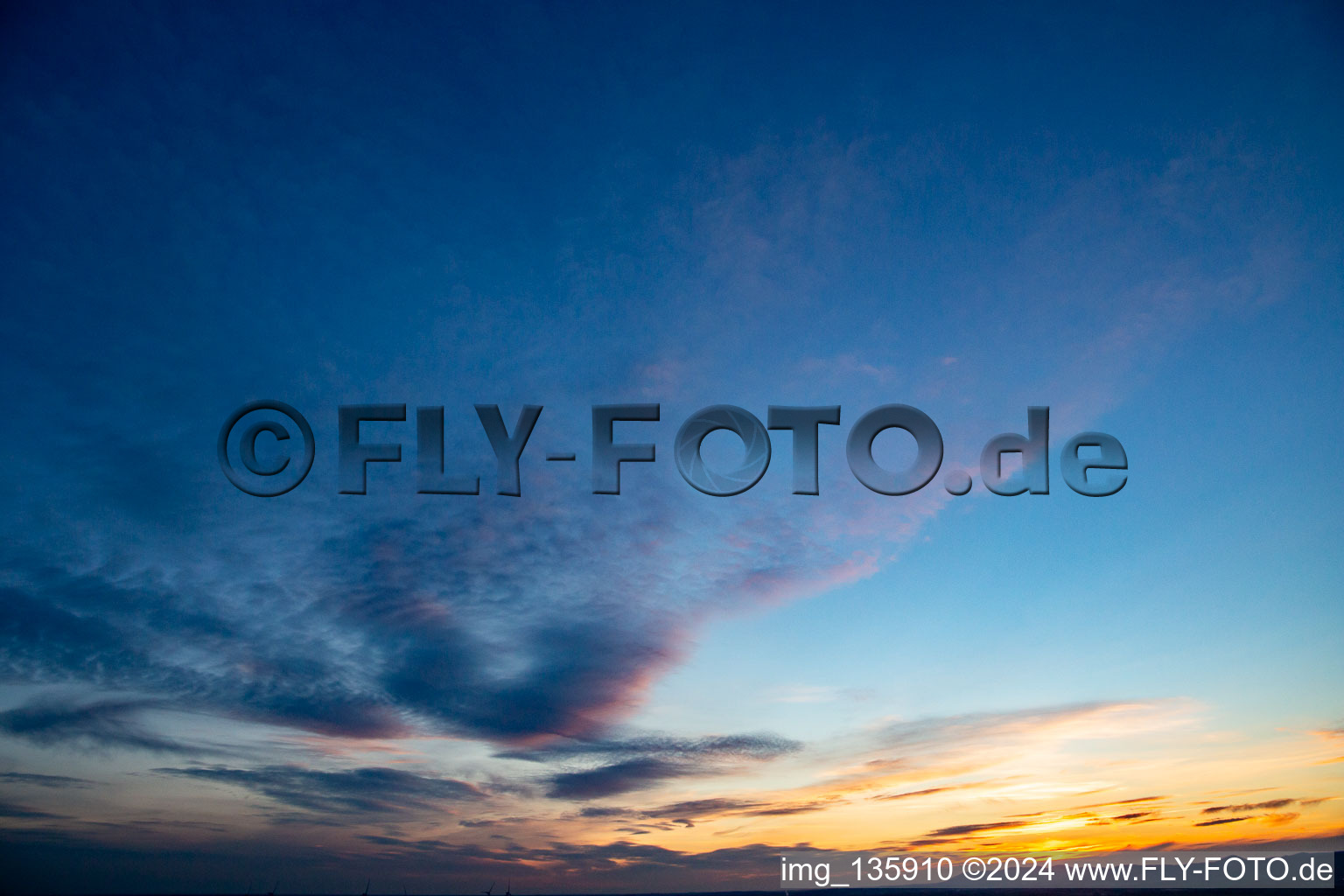 Vue aérienne de Horbachtal au coucher du soleil à le quartier Mühlhofen in Billigheim-Ingenheim dans le département Rhénanie-Palatinat, Allemagne