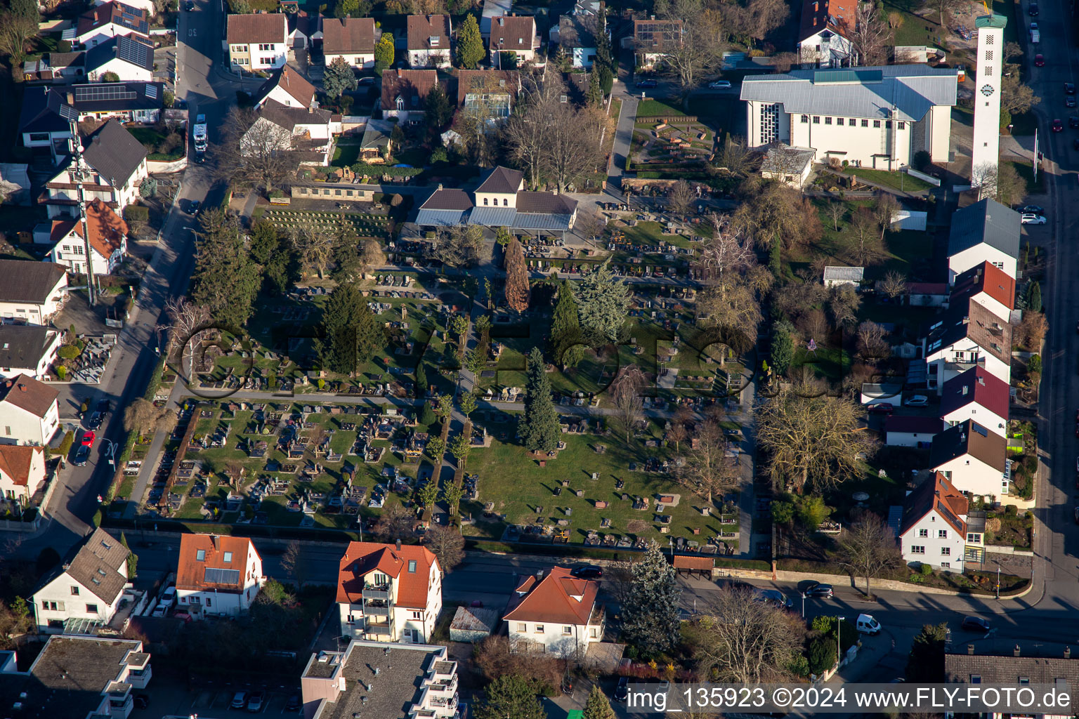 Vue aérienne de Cimetière et église Saint-Pie vus de l'ouest à Kandel dans le département Rhénanie-Palatinat, Allemagne