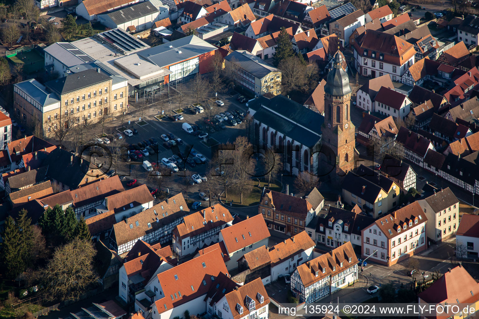 Vue aérienne de Place du marché avec l'église St. Georg, l'école primaire et la mairie à Kandel dans le département Rhénanie-Palatinat, Allemagne