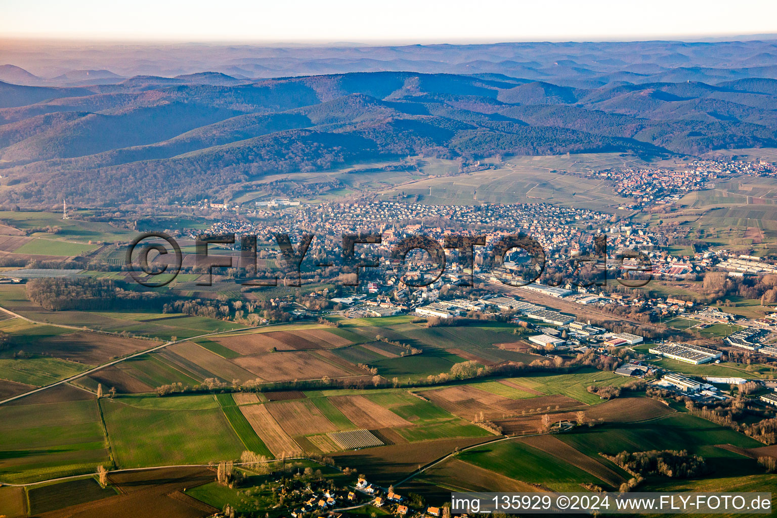 Vue aérienne de Du sud-est à Wissembourg dans le département Bas Rhin, France