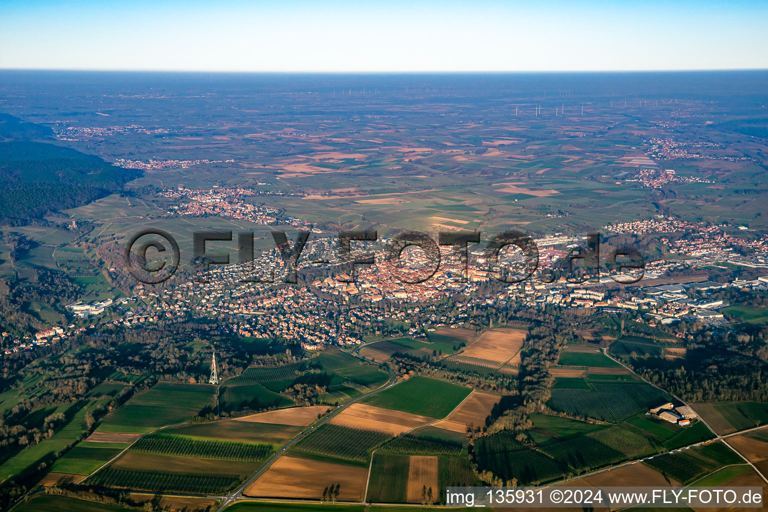 Vue aérienne de Du sud-ouest à Wissembourg dans le département Bas Rhin, France