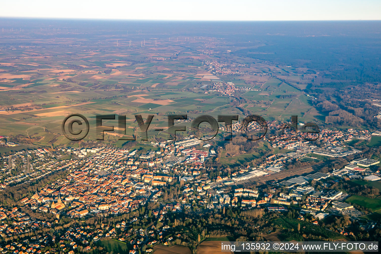 Vue aérienne de Du sud-ouest à Wissembourg dans le département Bas Rhin, France