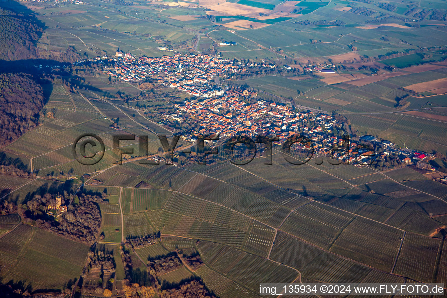 Vue aérienne de Sonnenberg du sud-ouest à le quartier Schweigen in Schweigen-Rechtenbach dans le département Rhénanie-Palatinat, Allemagne