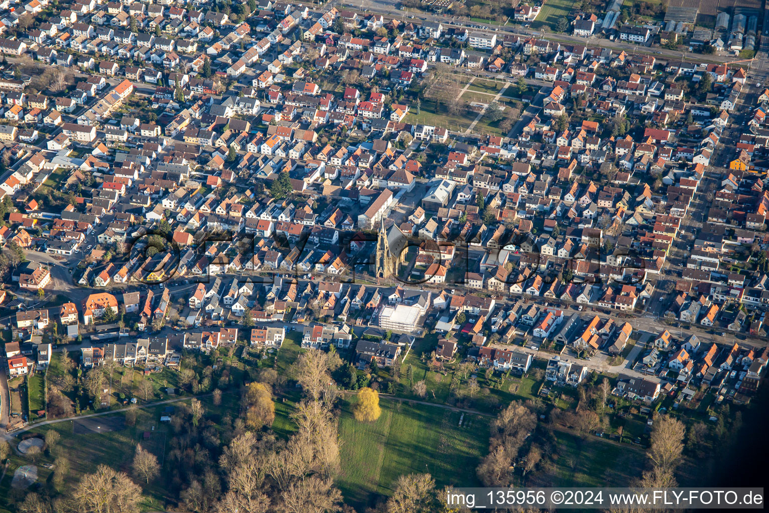 Vue aérienne de Église protestante Hauptstr à le quartier Neureut in Karlsruhe dans le département Bade-Wurtemberg, Allemagne