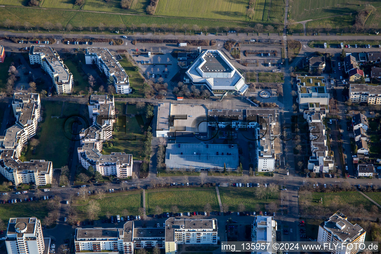 Vue aérienne de Salle Badnerland à le quartier Neureut in Karlsruhe dans le département Bade-Wurtemberg, Allemagne