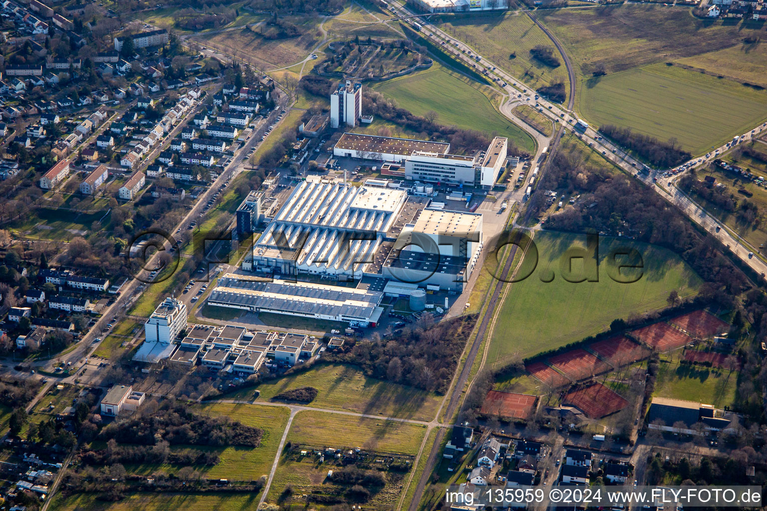 Vue aérienne de L'ORÉAL production Allemagne à le quartier Nordweststadt in Karlsruhe dans le département Bade-Wurtemberg, Allemagne