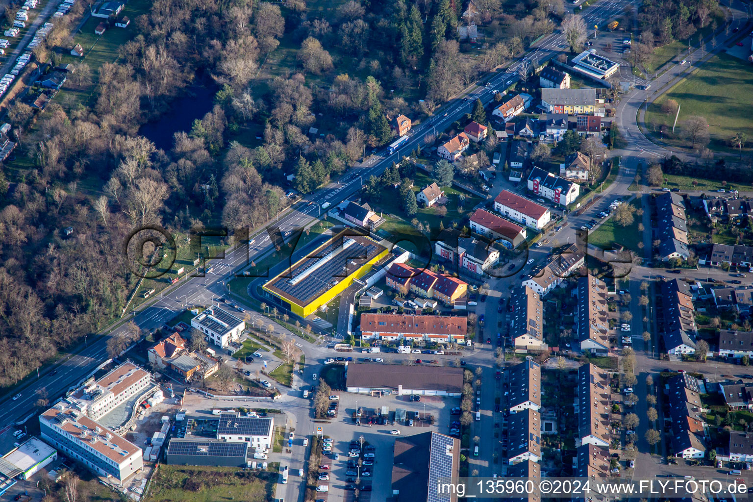 Vue aérienne de Parking de lavage de voitures sur la Willy-Brandt-Allee à le quartier Neureut in Karlsruhe dans le département Bade-Wurtemberg, Allemagne