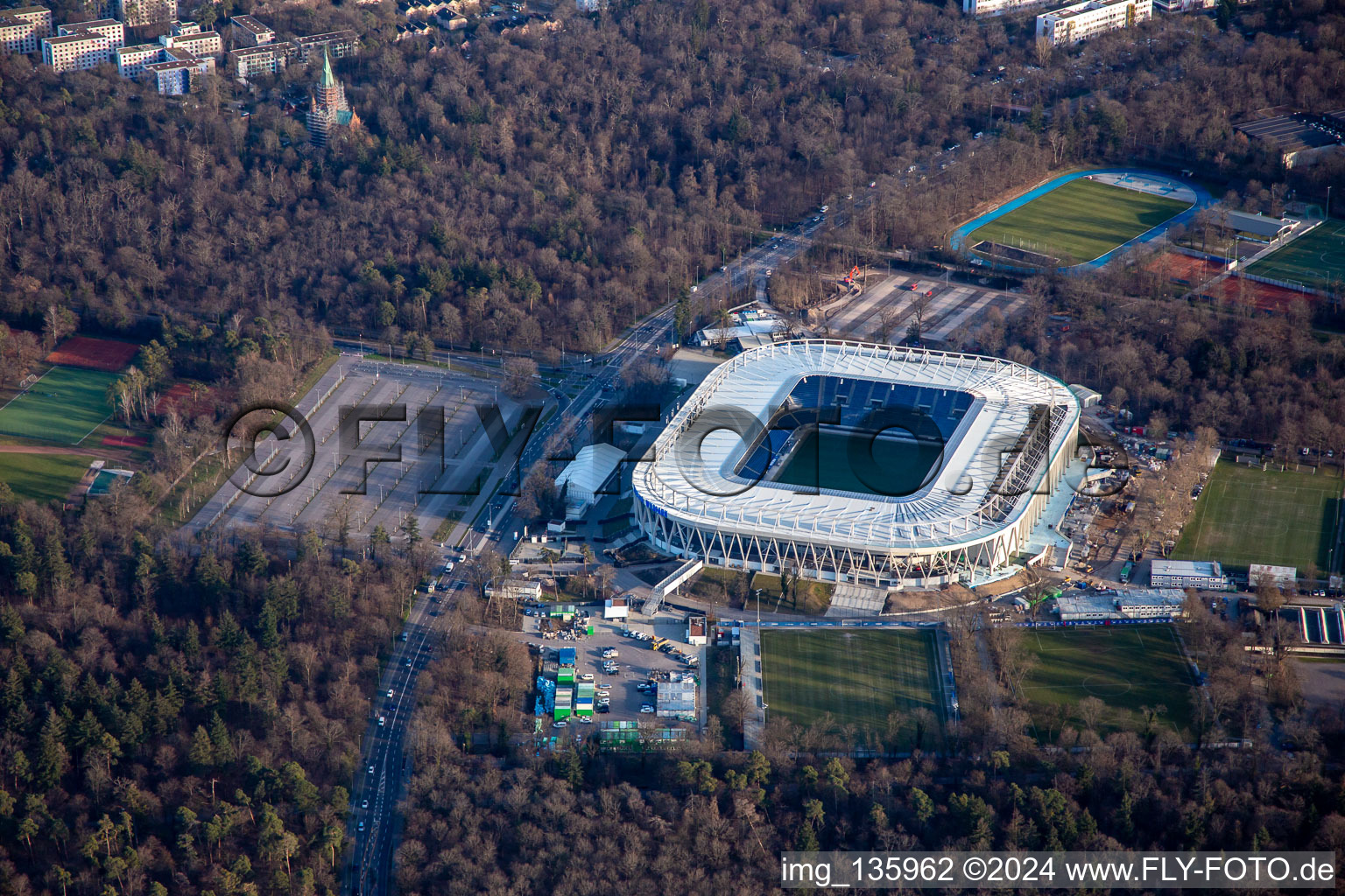 Vue aérienne de BBBank Wildpark, le nouveau stade presque terminé du KSC à le quartier Innenstadt-Ost in Karlsruhe dans le département Bade-Wurtemberg, Allemagne