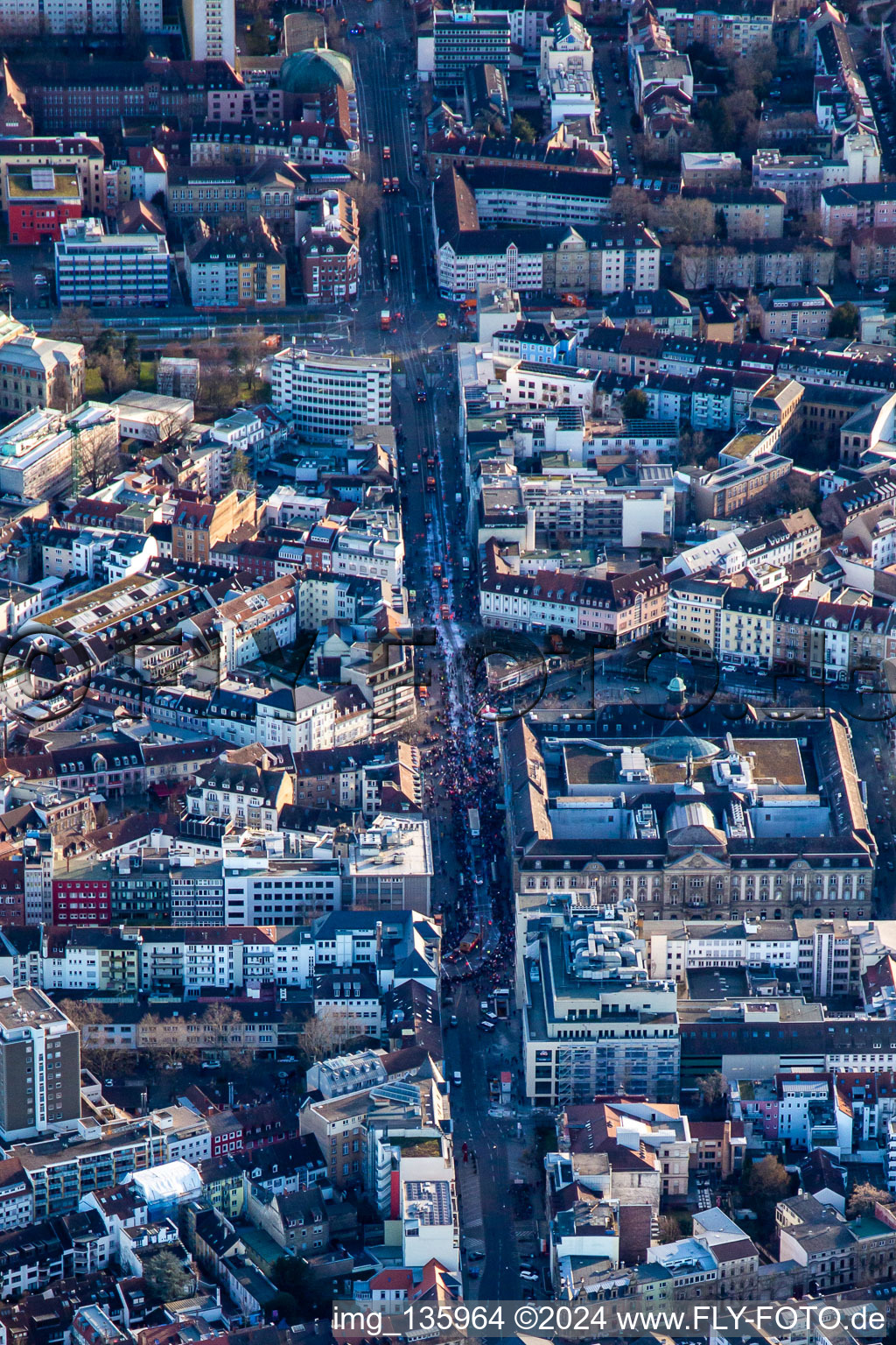 Vue aérienne de En route pour le défilé du carnaval à la Postgalerie à le quartier Innenstadt-West in Karlsruhe dans le département Bade-Wurtemberg, Allemagne