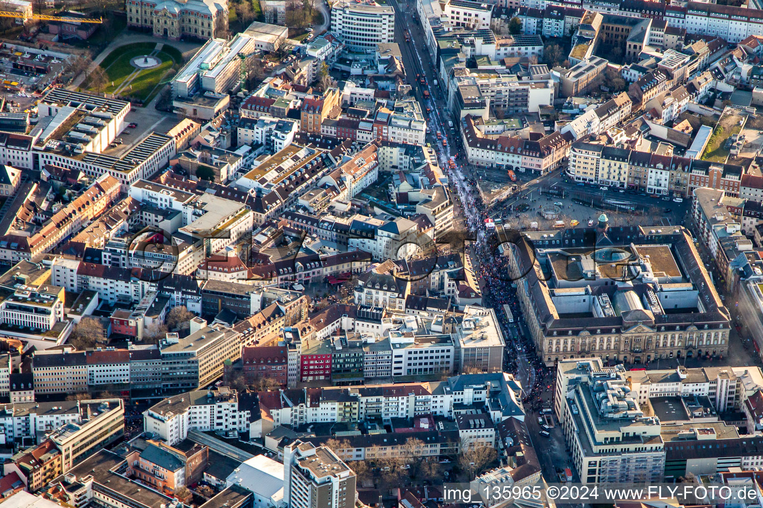 Vue aérienne de En route pour le défilé du carnaval sur la Karlstrasse à le quartier Innenstadt-West in Karlsruhe dans le département Bade-Wurtemberg, Allemagne